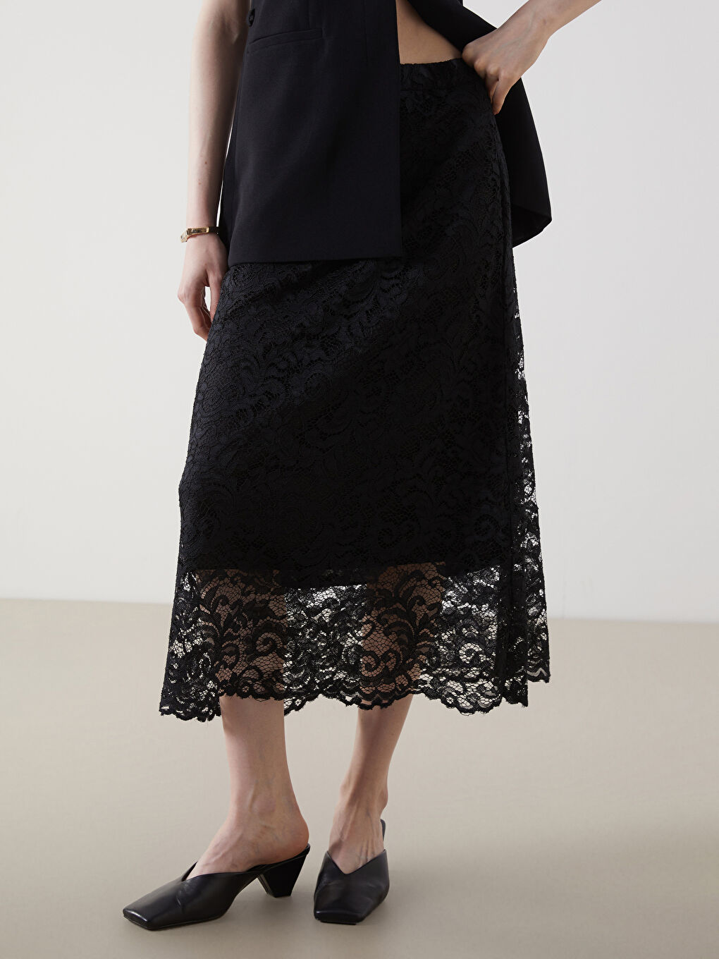 Siyah Beli Fermuarlı Kendinden Desenli Brode Kalem Etek-2