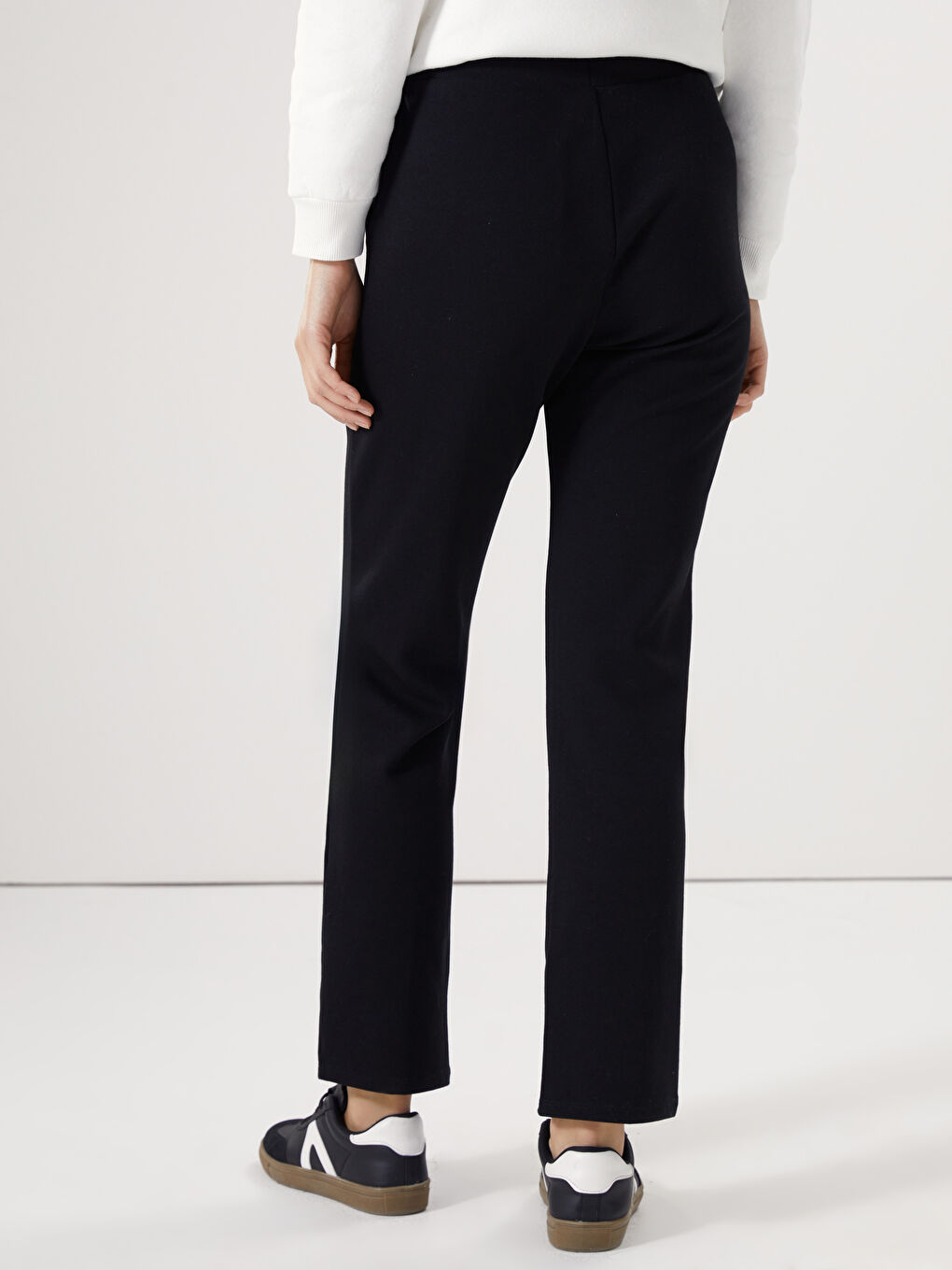 LCWAIKIKI Classic Women's Sweatpants with Elastic Waist -W57963Z8-CVL