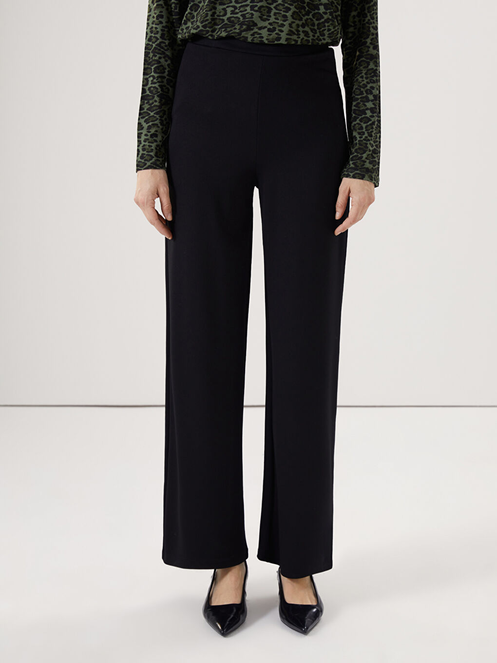 LCWAIKIKI Classic Elastic Waist Wide Leg Women's Trousers -W57965Z8-CVL