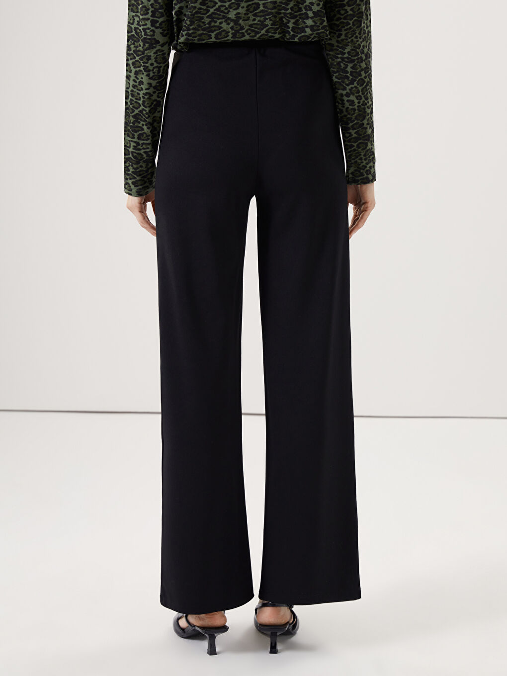 LCWAIKIKI Classic Elastic Waist Wide Leg Women's Trousers -W57965Z8-CVL