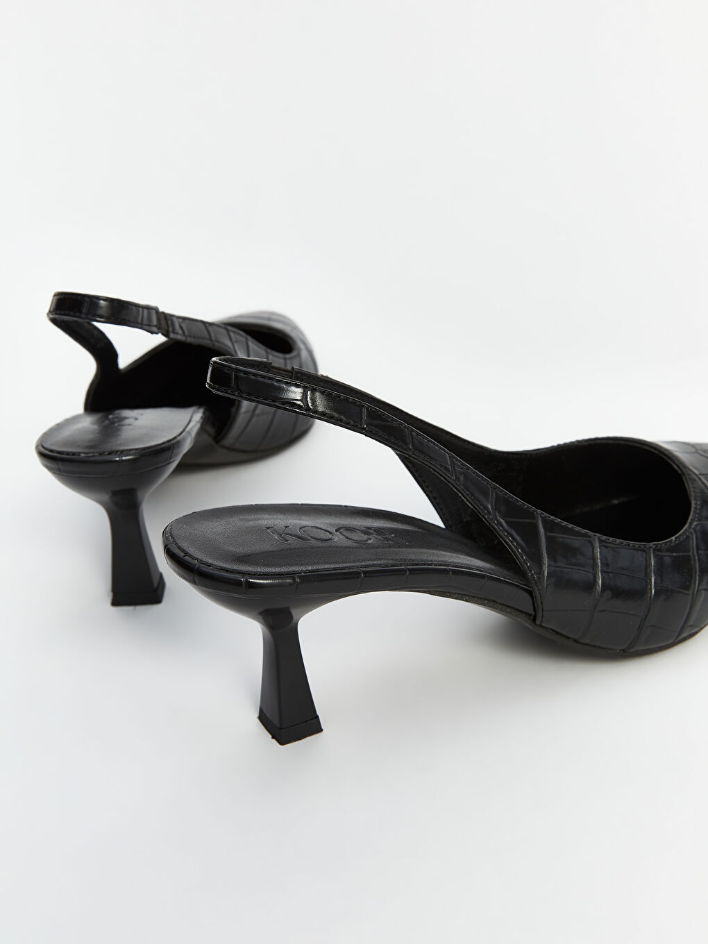 Siyah Deri Görünümlü Sivri Burun Kadın Topuklu Ayakkabı-4