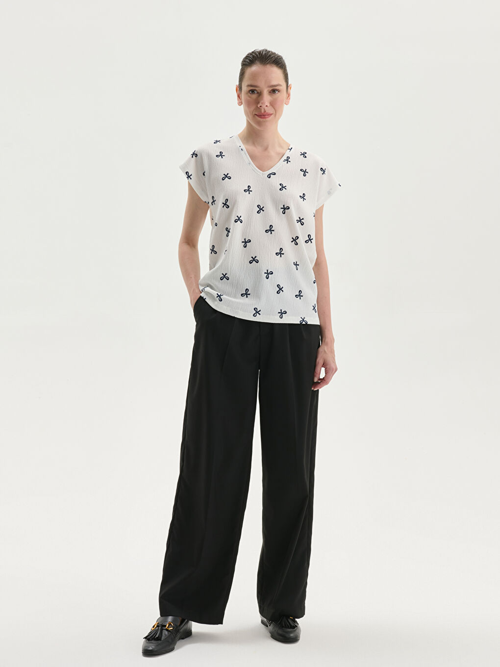 تي شيرت نسائي بنقشة فيونكة وياقة على شكل حرف V-1