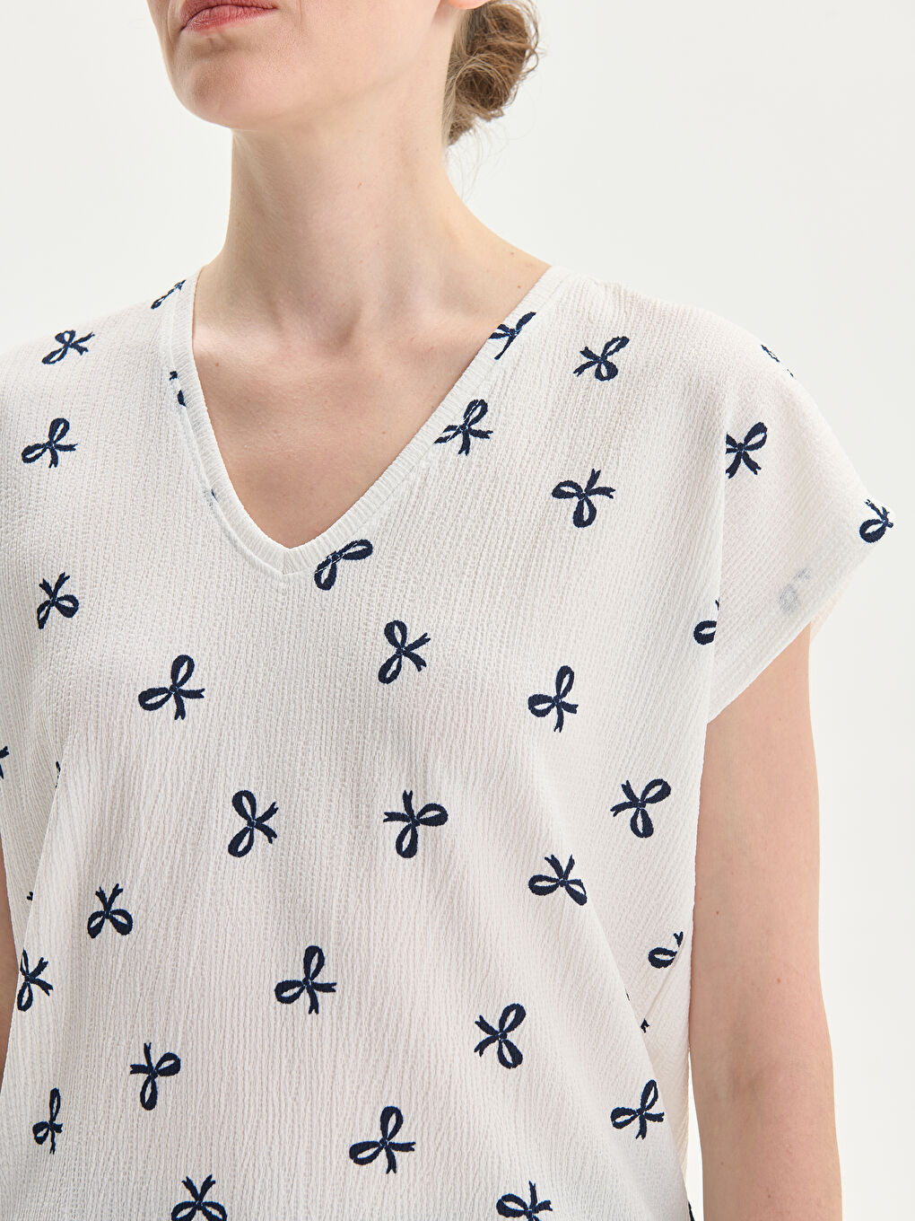 تي شيرت نسائي بنقشة فيونكة وياقة على شكل حرف V-2