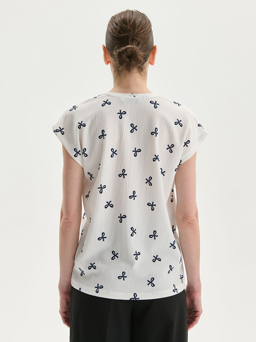 تي شيرت نسائي بنقشة فيونكة وياقة على شكل حرف V-3