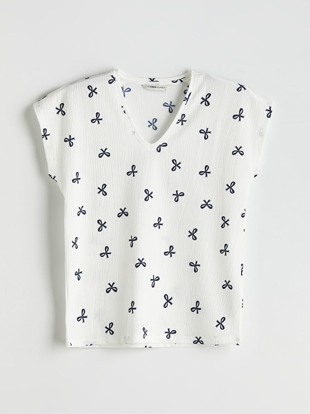 تي شيرت نسائي بنقشة فيونكة وياقة على شكل حرف V-4