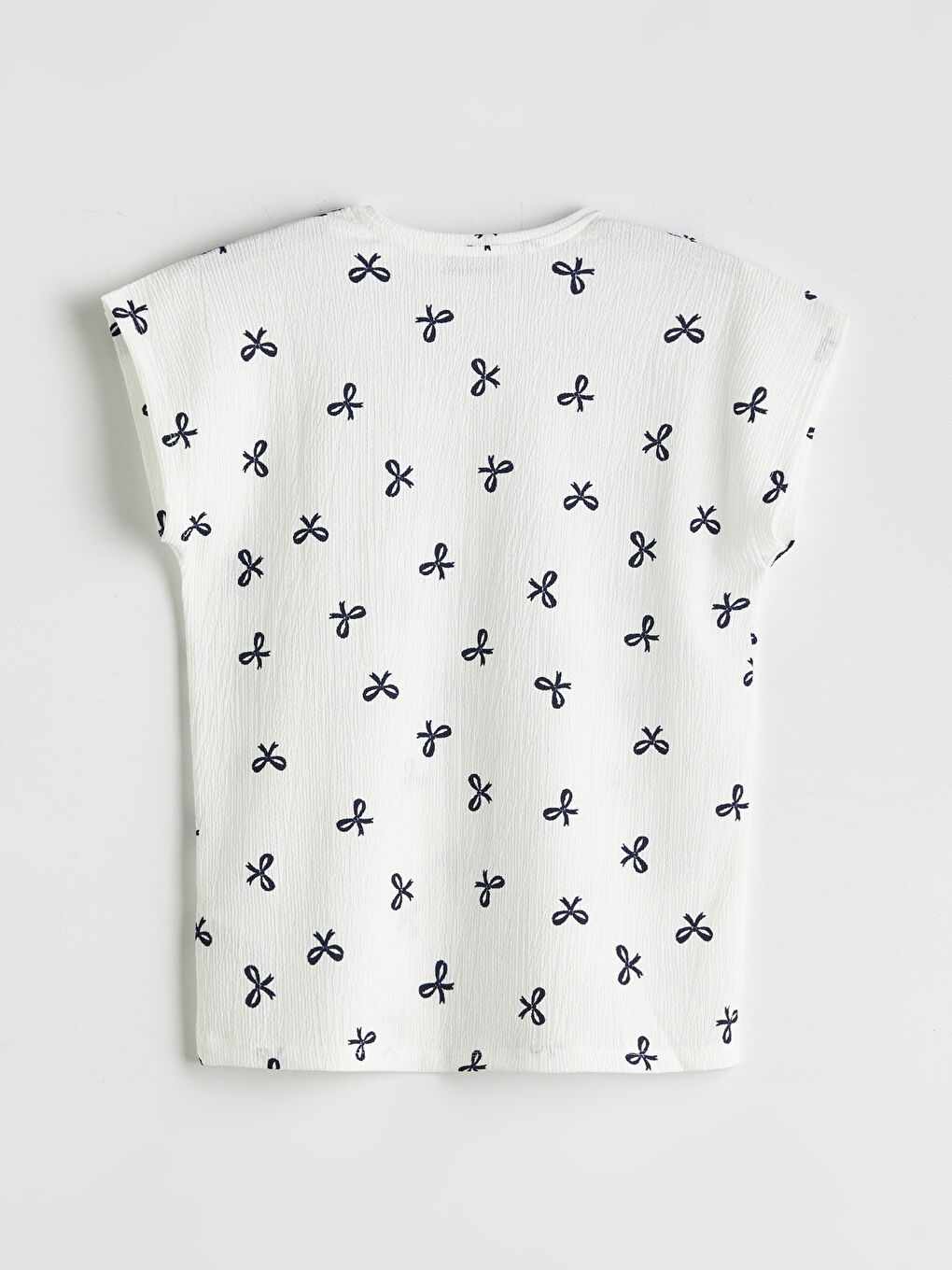 تي شيرت نسائي بنقشة فيونكة وياقة على شكل حرف V-5