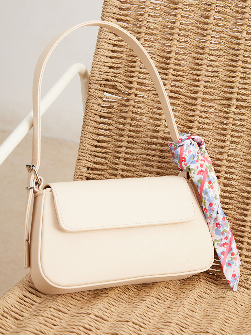 Bej Deri Görünümlü Kadın Baget Çanta