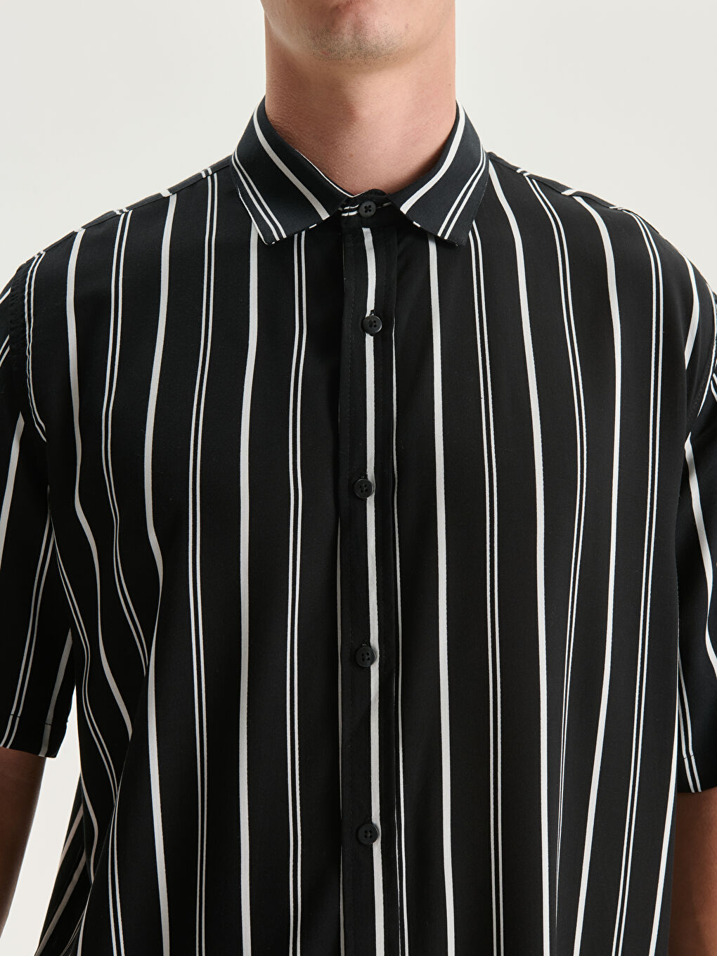 Siyah Regular Fit Kısa Kollu Çizgili Viskon Erkek Gömlek-2