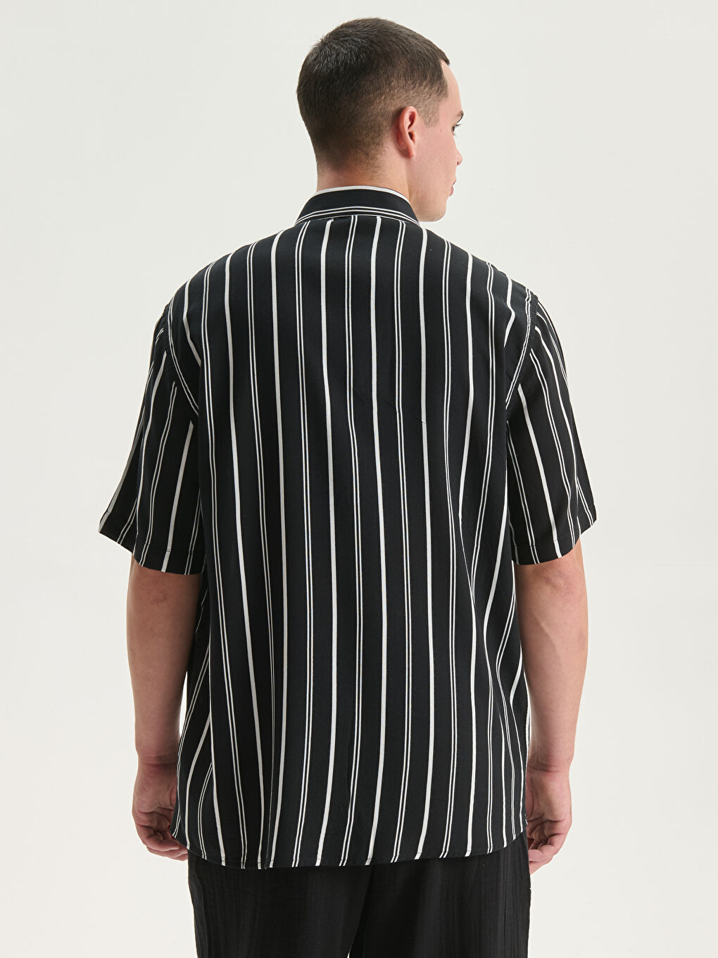 Siyah Regular Fit Kısa Kollu Çizgili Viskon Erkek Gömlek-3