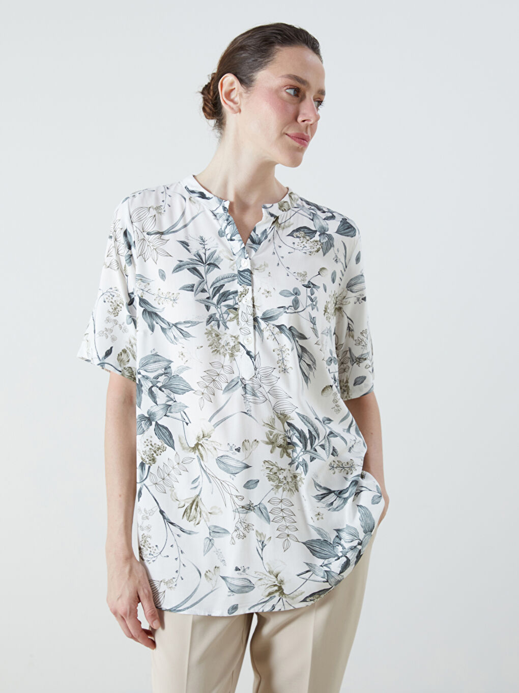 بلوزة بياقة بشق ونقشة زهور