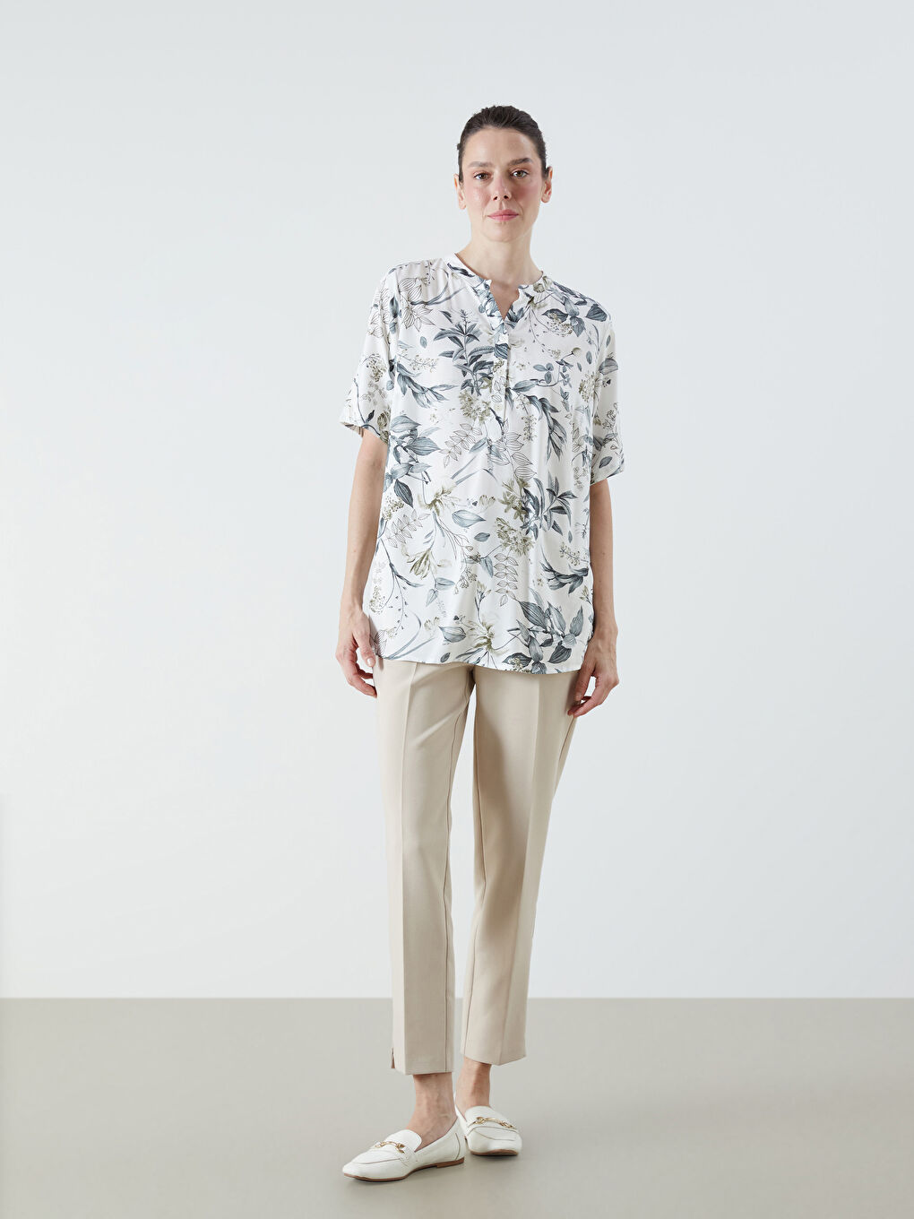 بلوزة بياقة بشق ونقشة زهور-1