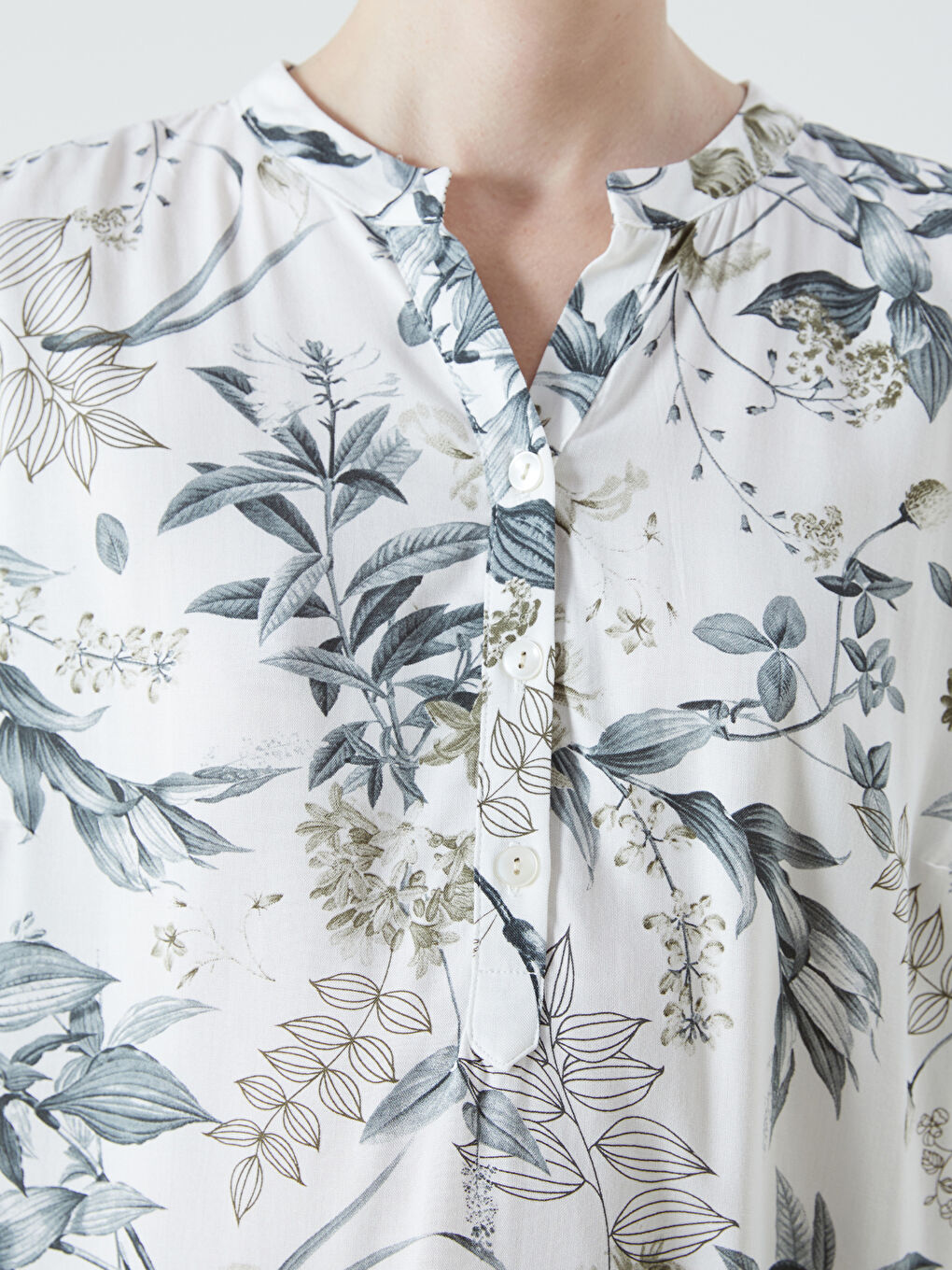 بلوزة بياقة بشق ونقشة زهور-2