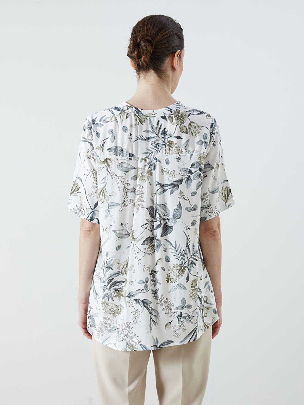 بلوزة بياقة بشق ونقشة زهور-3