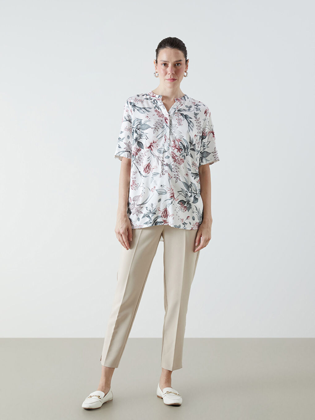 بلوزة بياقة بشق ونقشة زهور-1