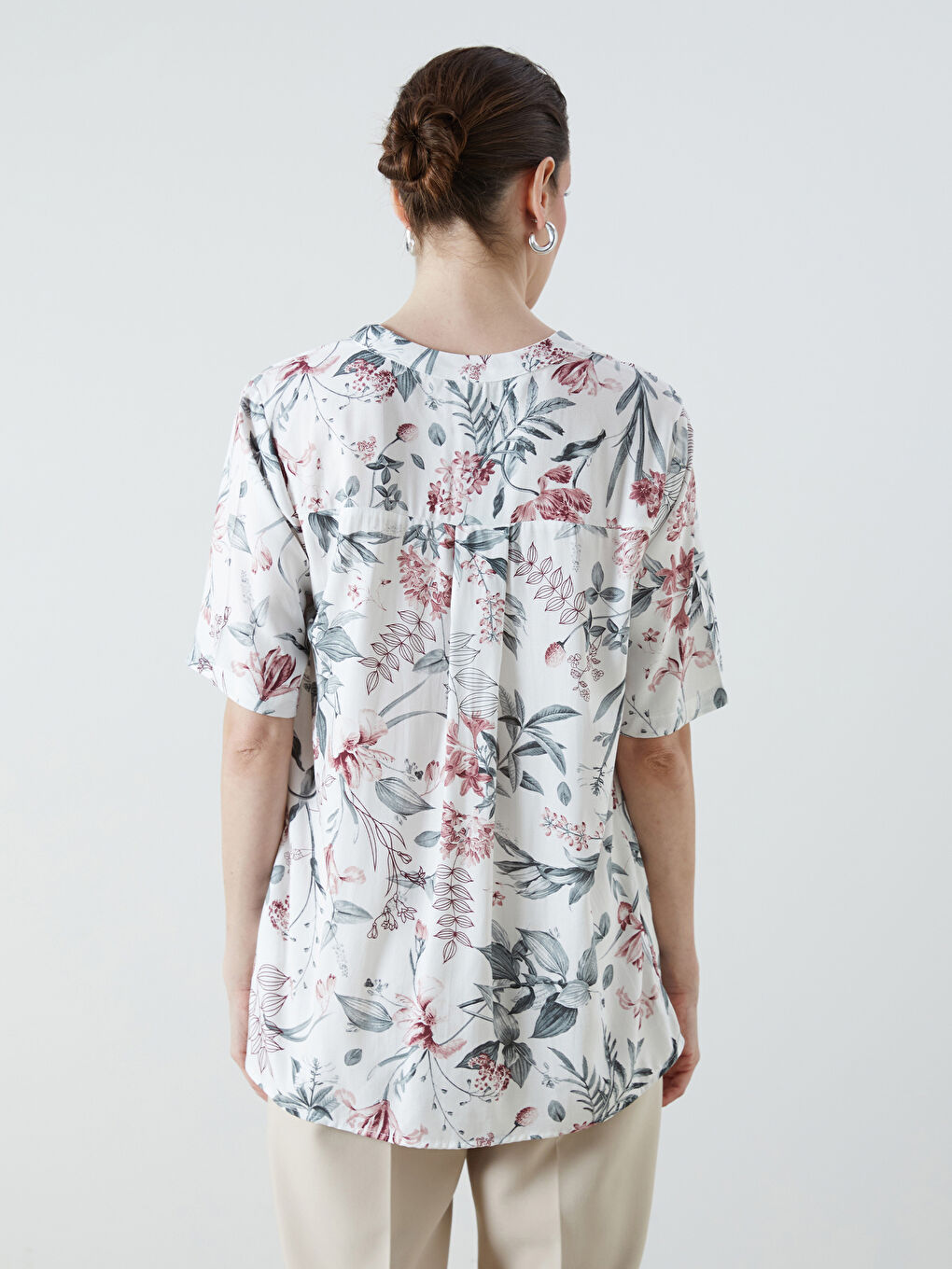 بلوزة بياقة بشق ونقشة زهور-3