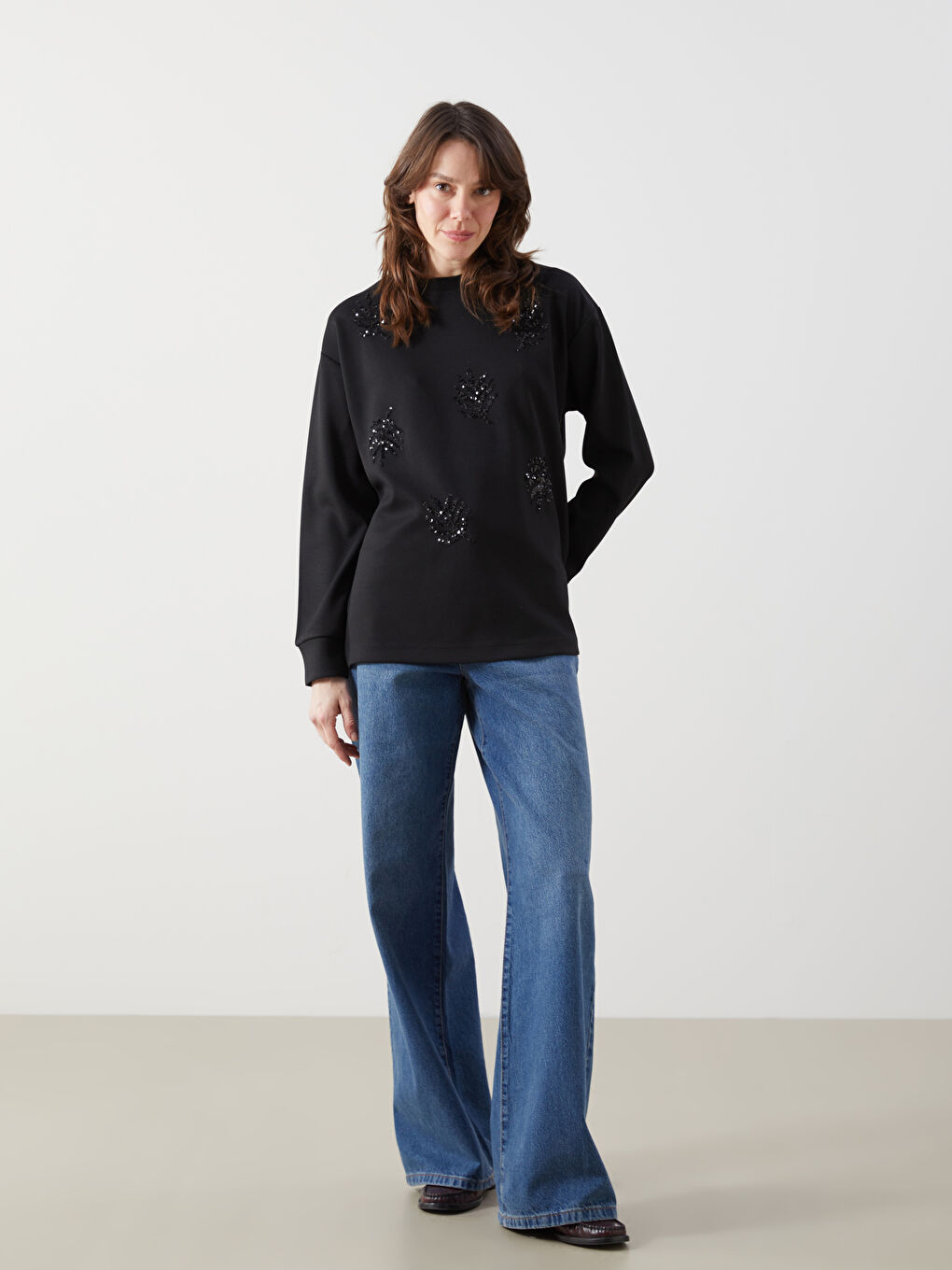 Siyah Bisiklet Yaka Pul İşlemeli Kadın Sweatshirt-1