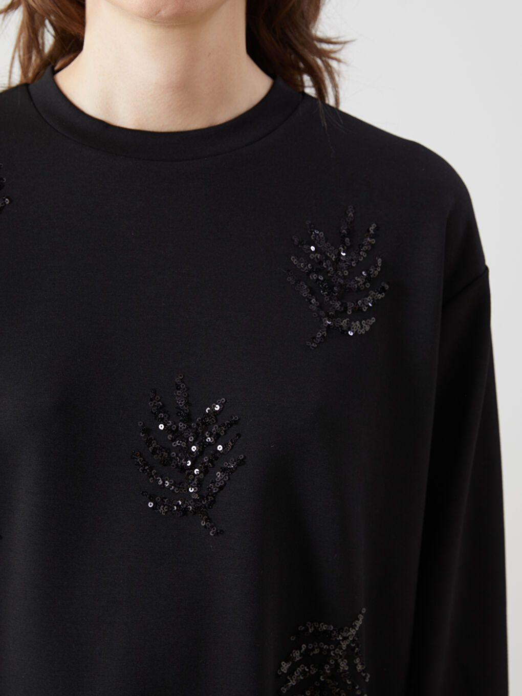 Siyah Bisiklet Yaka Pul İşlemeli Kadın Sweatshirt-2