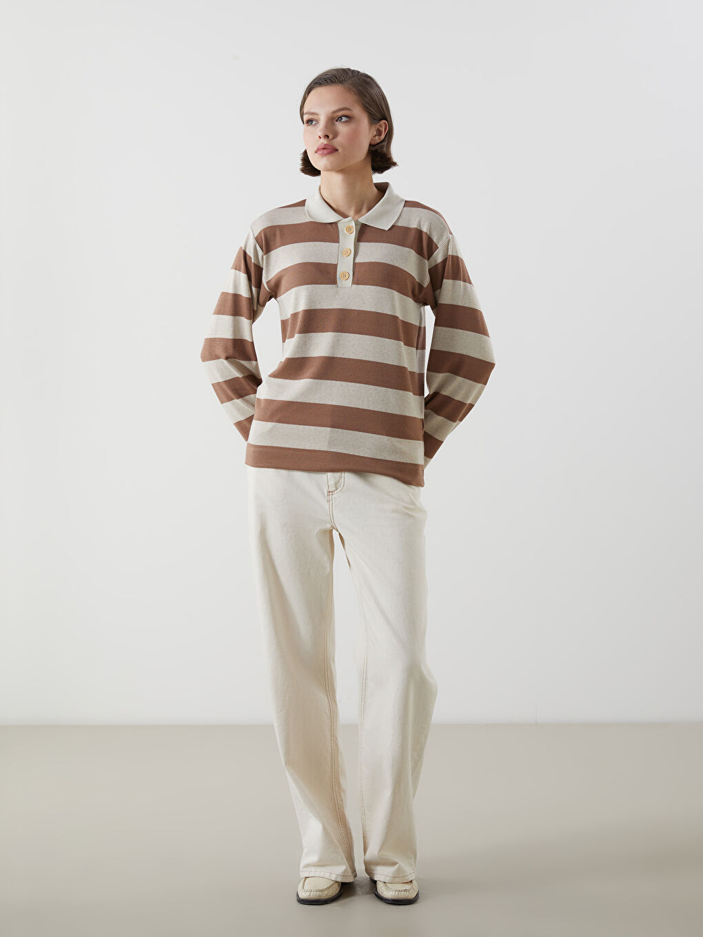 Kahverengi Polo Yaka Çizgili Kadın Tişört-1