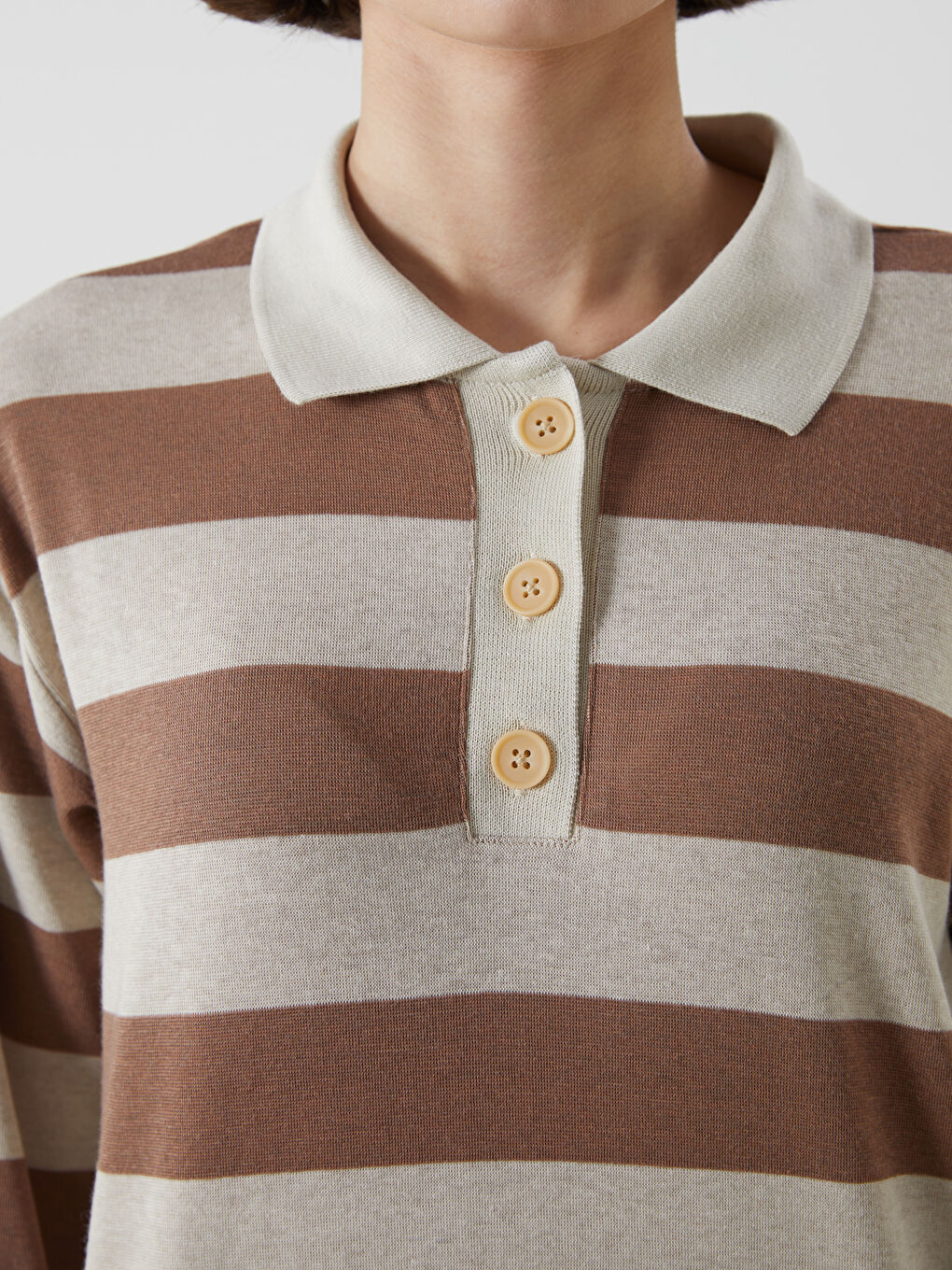 Kahverengi Polo Yaka Çizgili Kadın Tişört-2