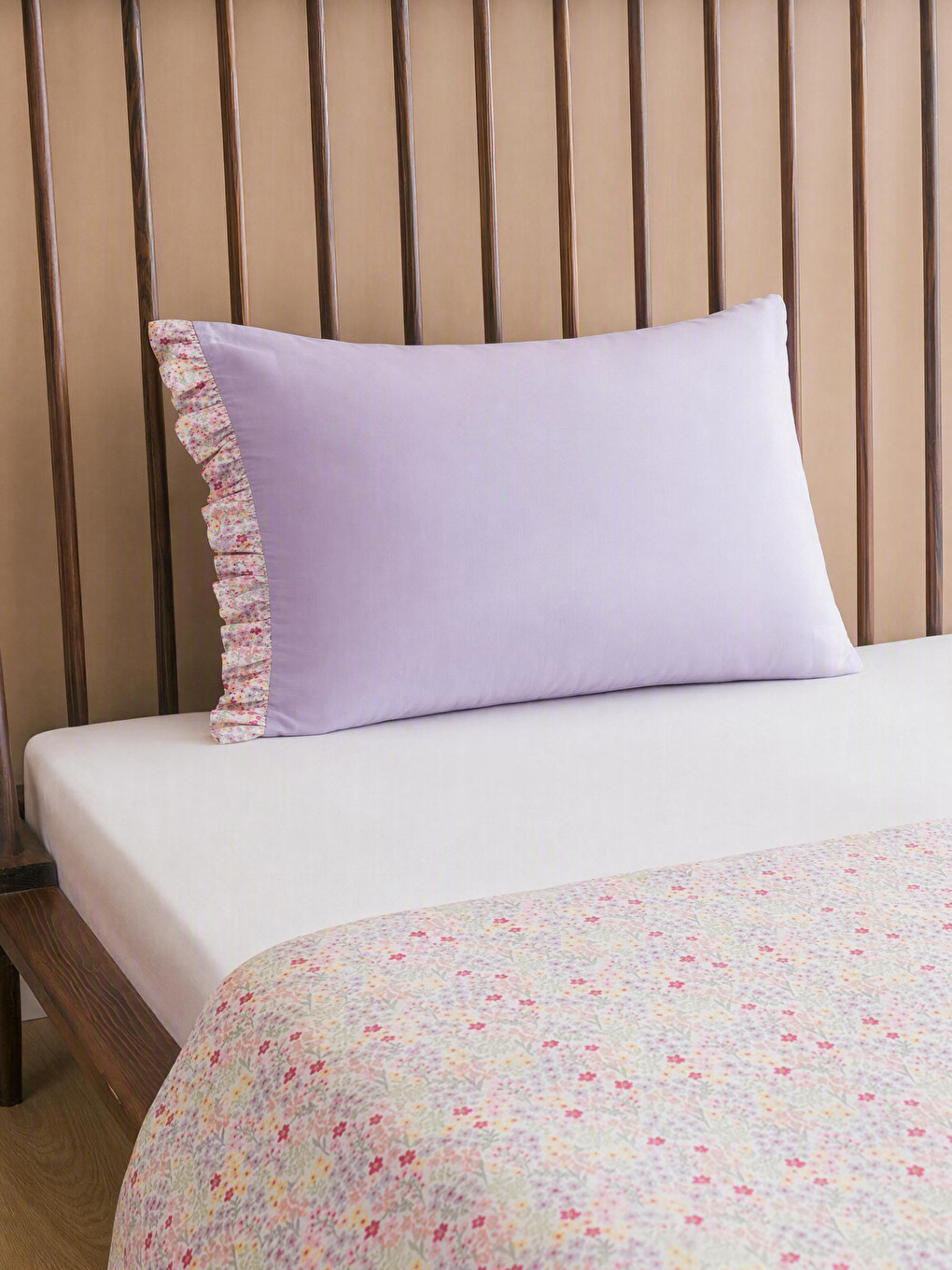 Karışık Fırfır Detaylı Pamuklu Çiçek Desenli Yastık Kılıfı 50x70 Cm