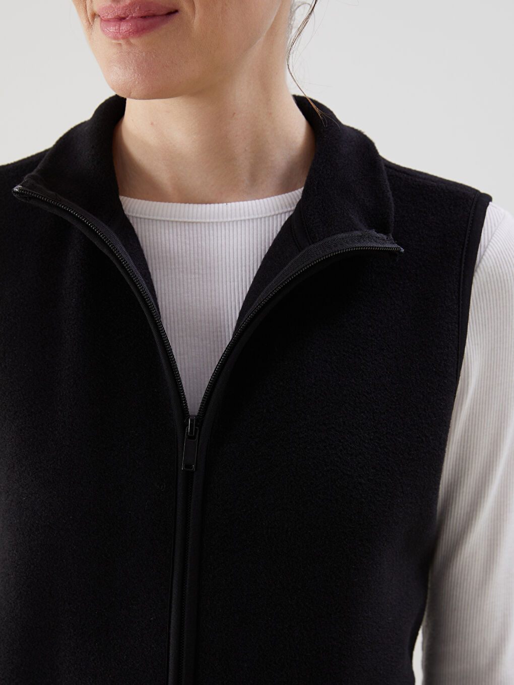 LCWAIKIKI Classic Siyah Dik Yaka Kadın Polar Outdoor Yelek - 2