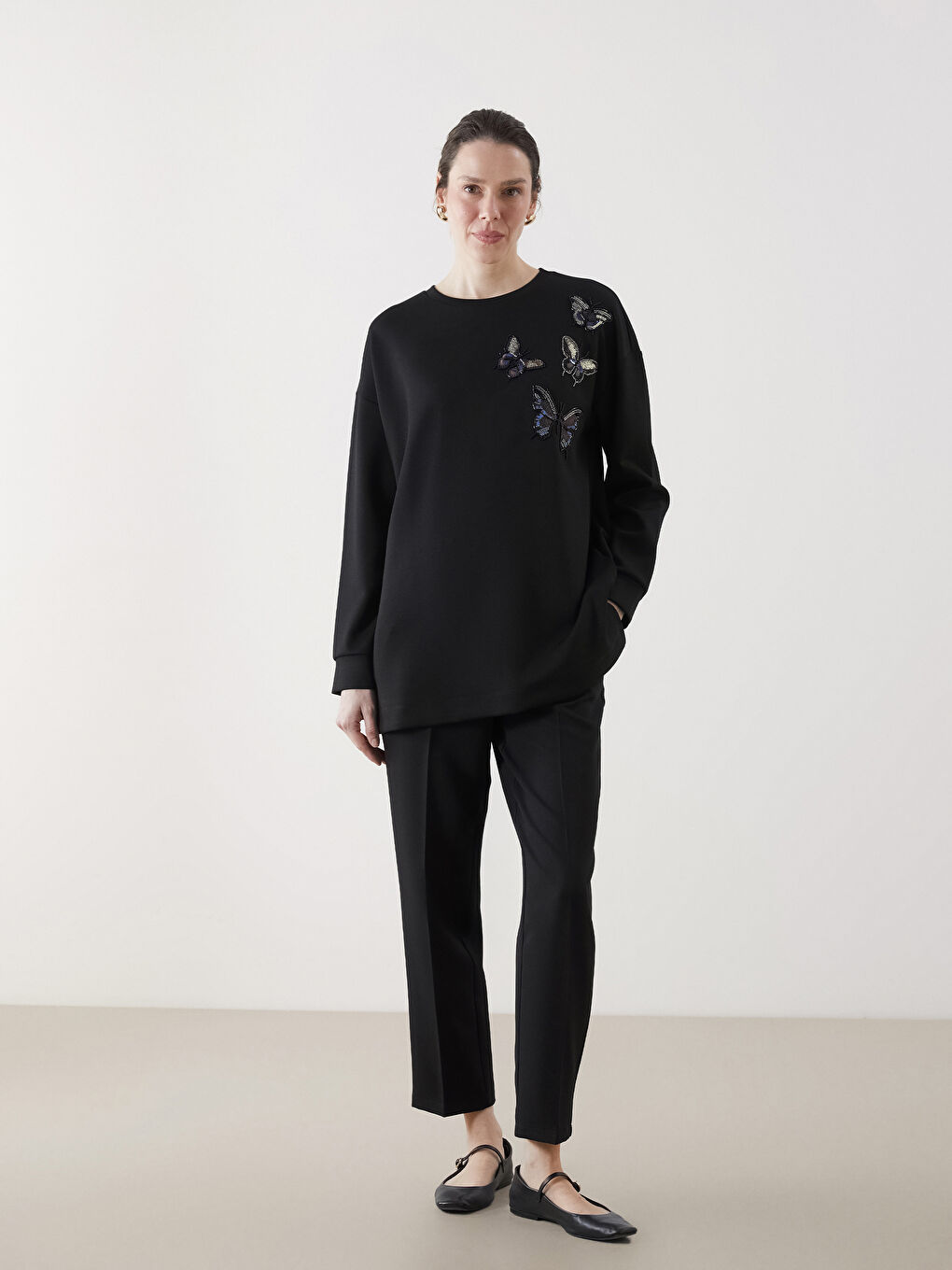 Siyah Bisiklet Yaka Kelebek İşlemeli Kadın Tunik-1