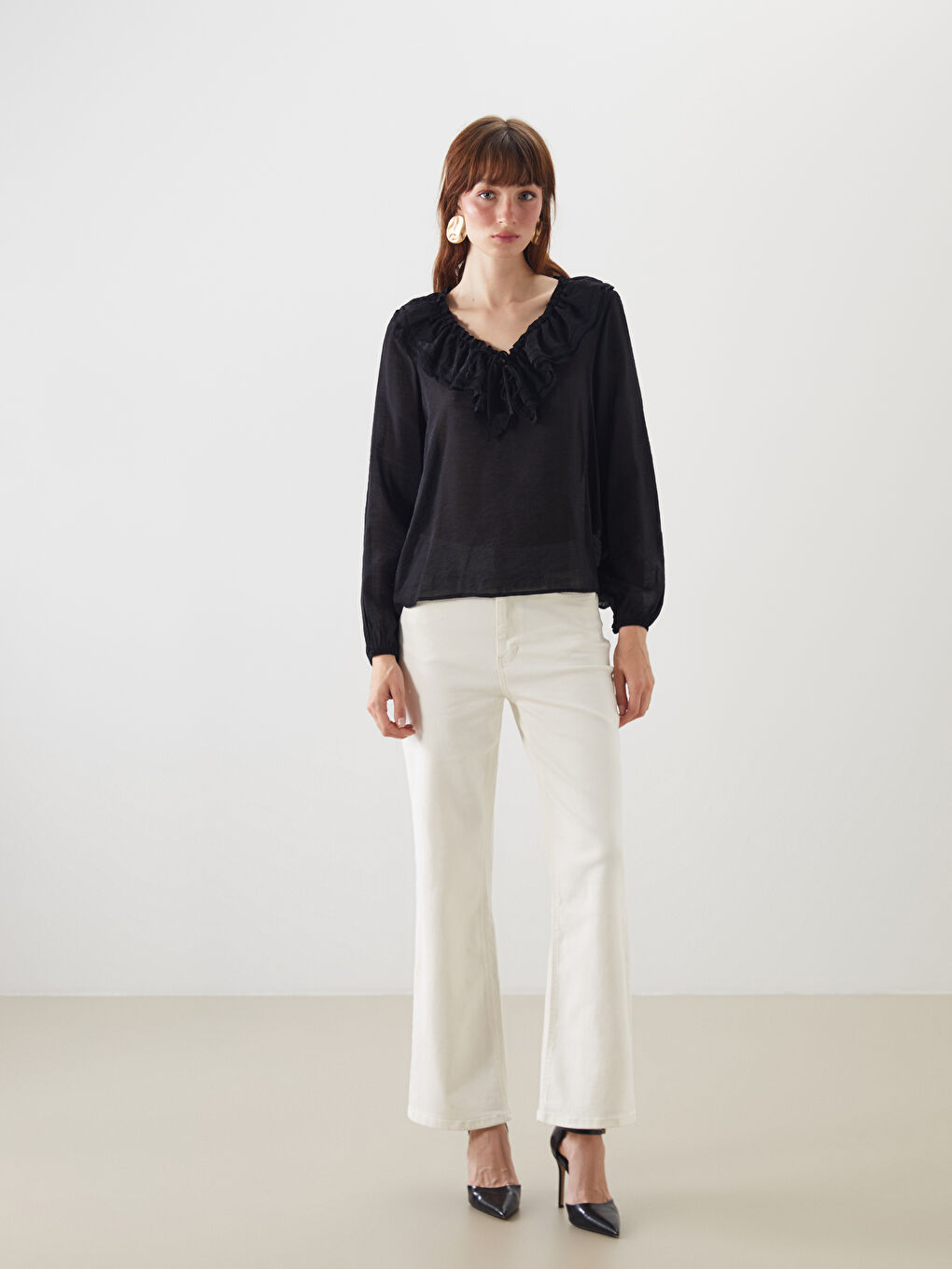 Siyah Fırfırlı V Yaka Bluz-1