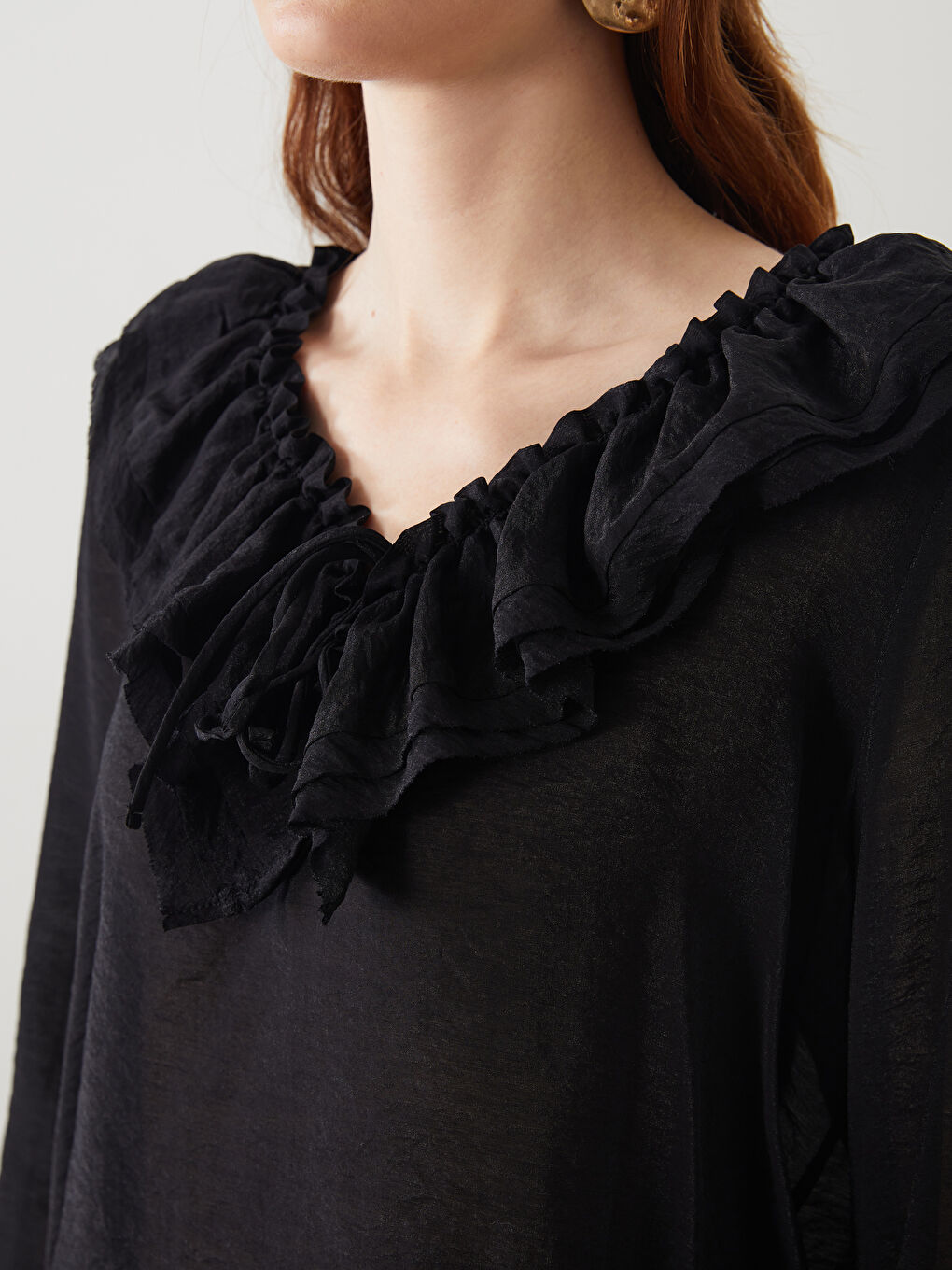 Siyah Fırfırlı V Yaka Bluz-2