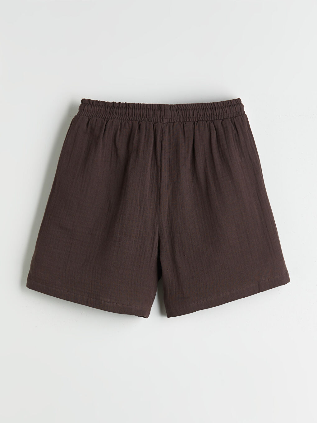 Kahverengi Beli Lastikli Dokulu Kadın Şort-5