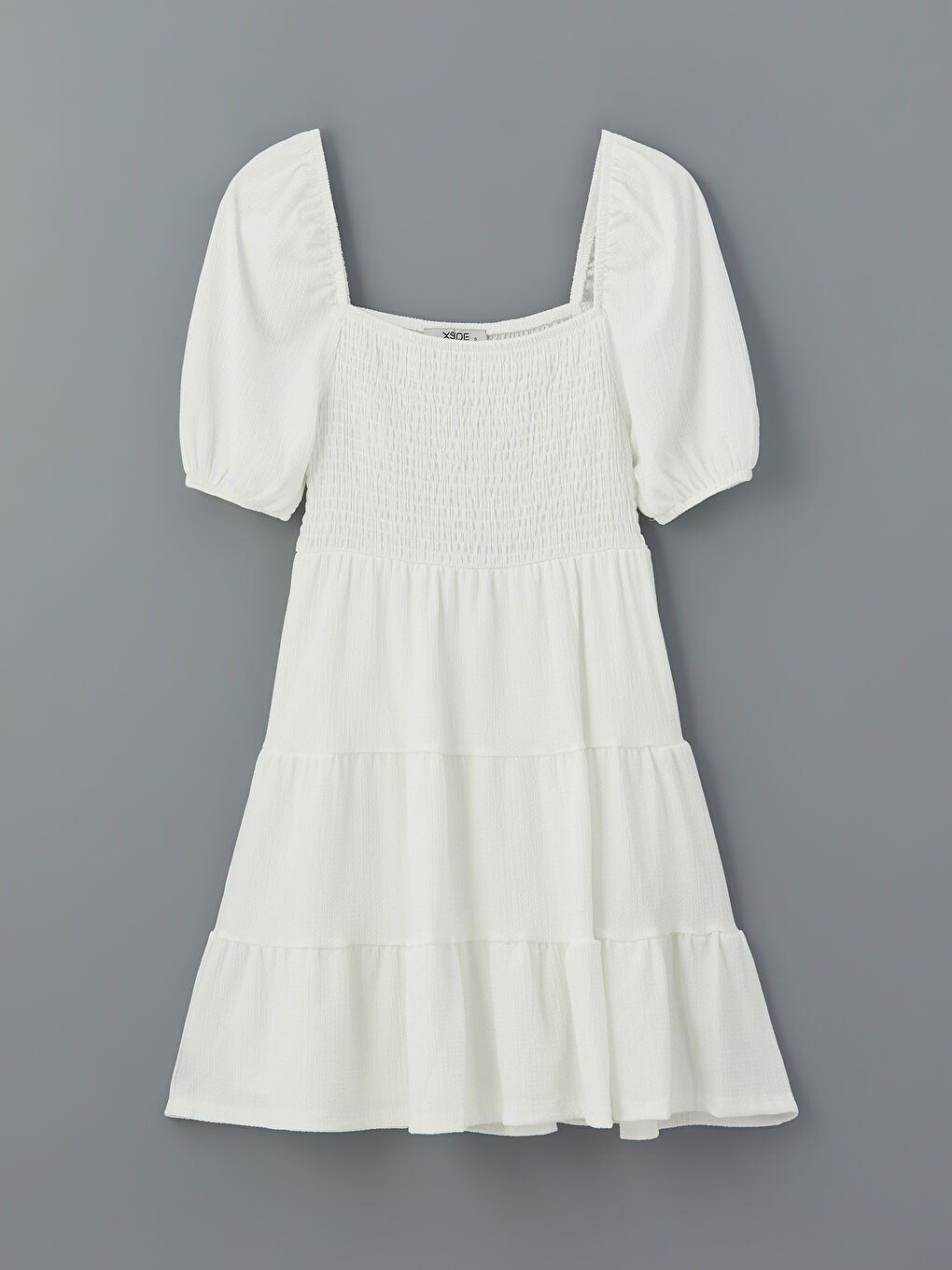 فستان قصير متعدد الطبقات بياقة مربعة وأكمام بالون