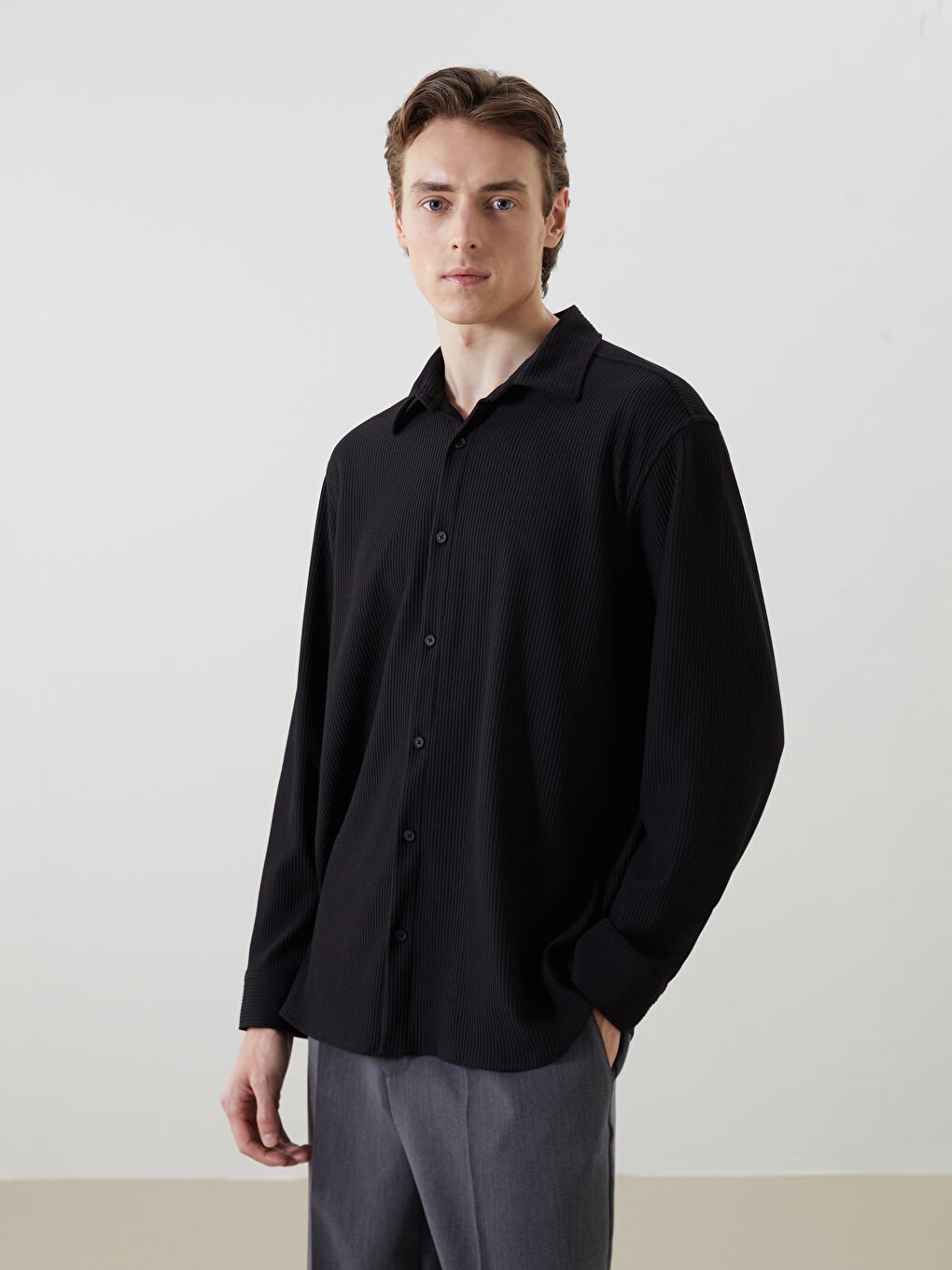 Siyah Rahat Kalıp Uzun Kollu Erkek Gömlek