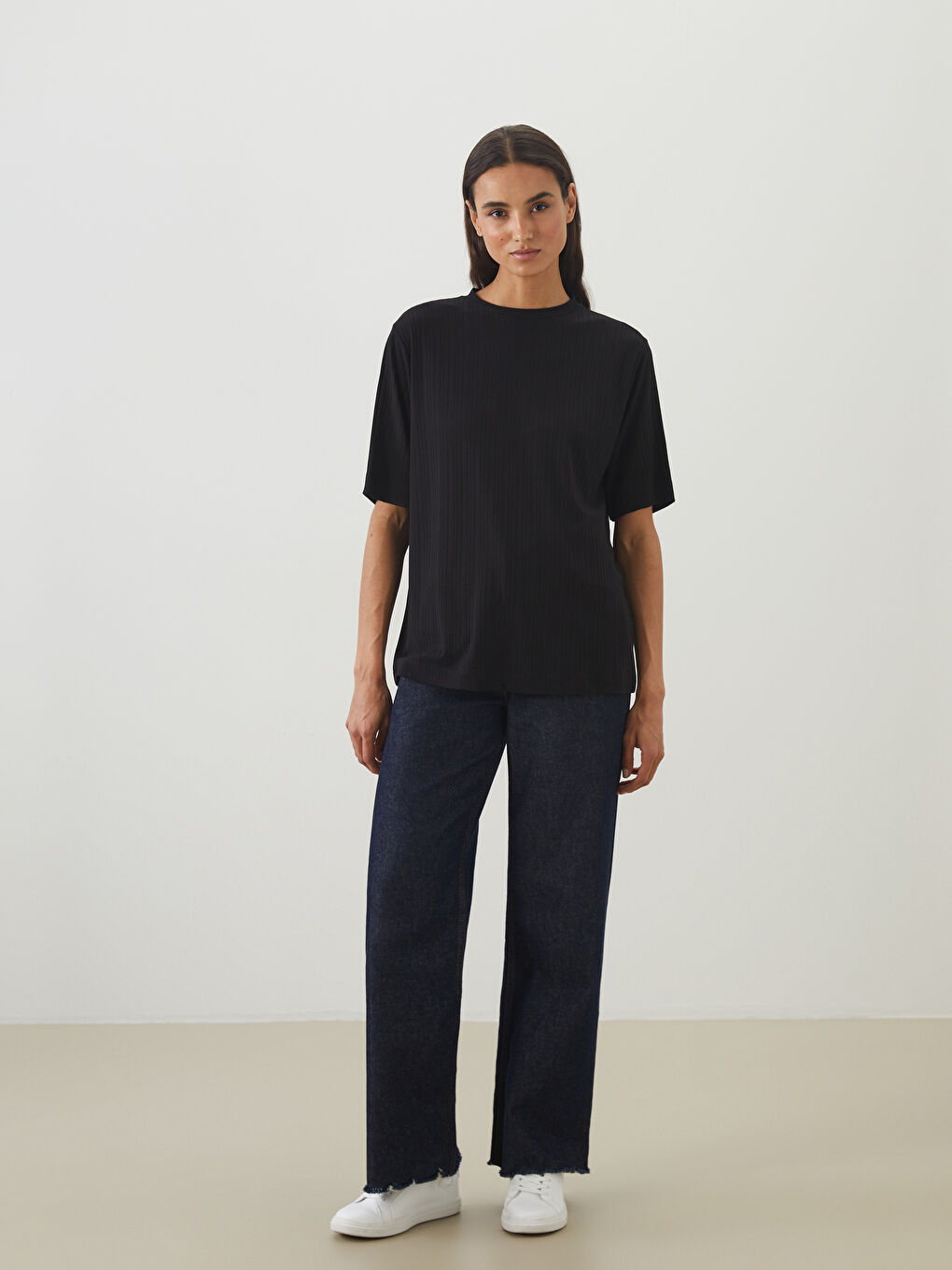 Siyah Bisiklet Yaka Oversize Kadın Tişört-1