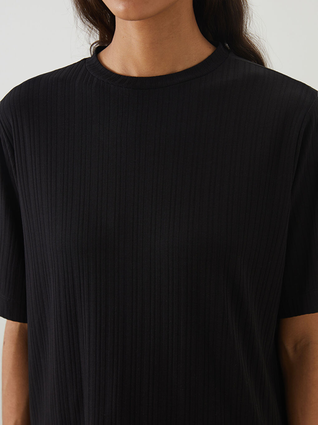 Siyah Bisiklet Yaka Oversize Kadın Tişört-2