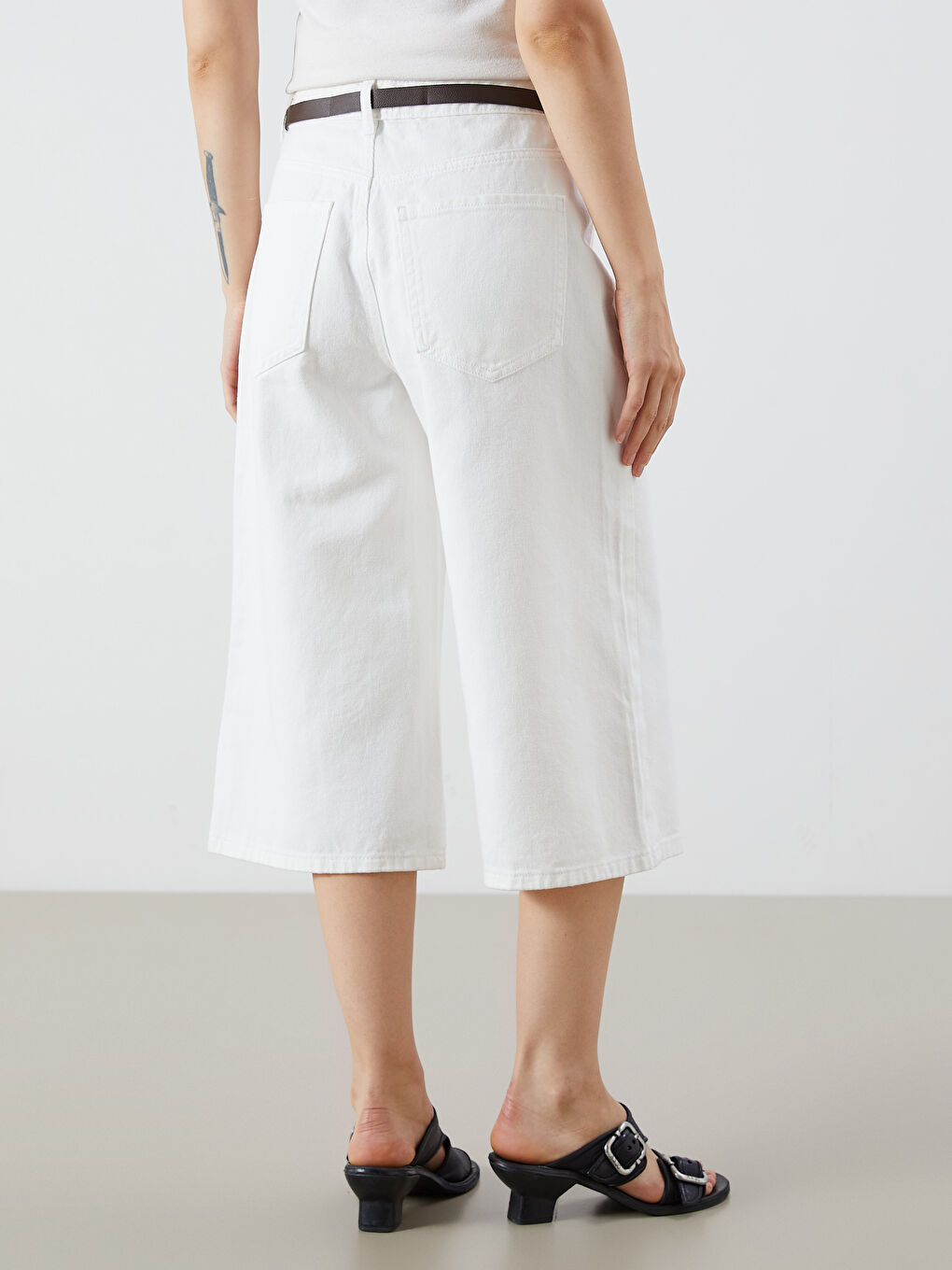 Beyaz Beli Kemerli Kadın Jean Kapri-3
