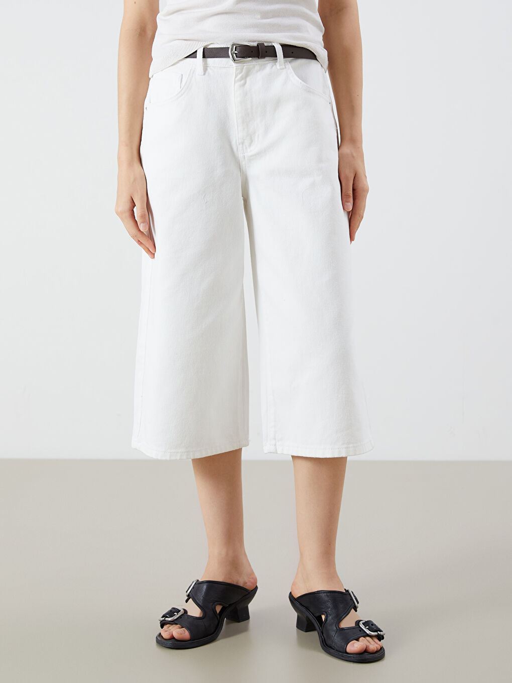 Beyaz Beli Kemerli Kadın Jean Kapri-1