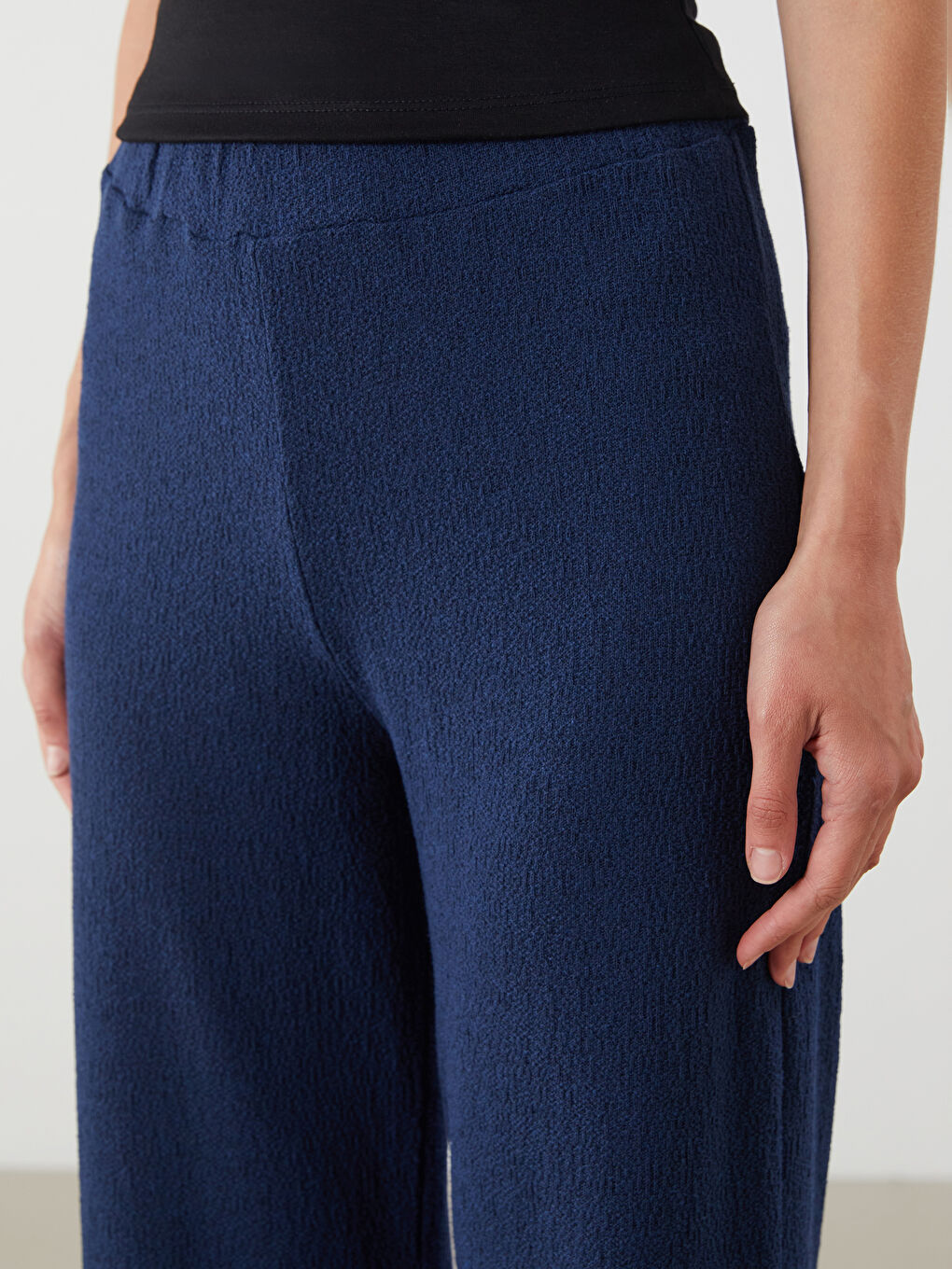 LCWAIKIKI Classic Elasticated Waist Textured Women's Trousers -S5M089Z8-R4J