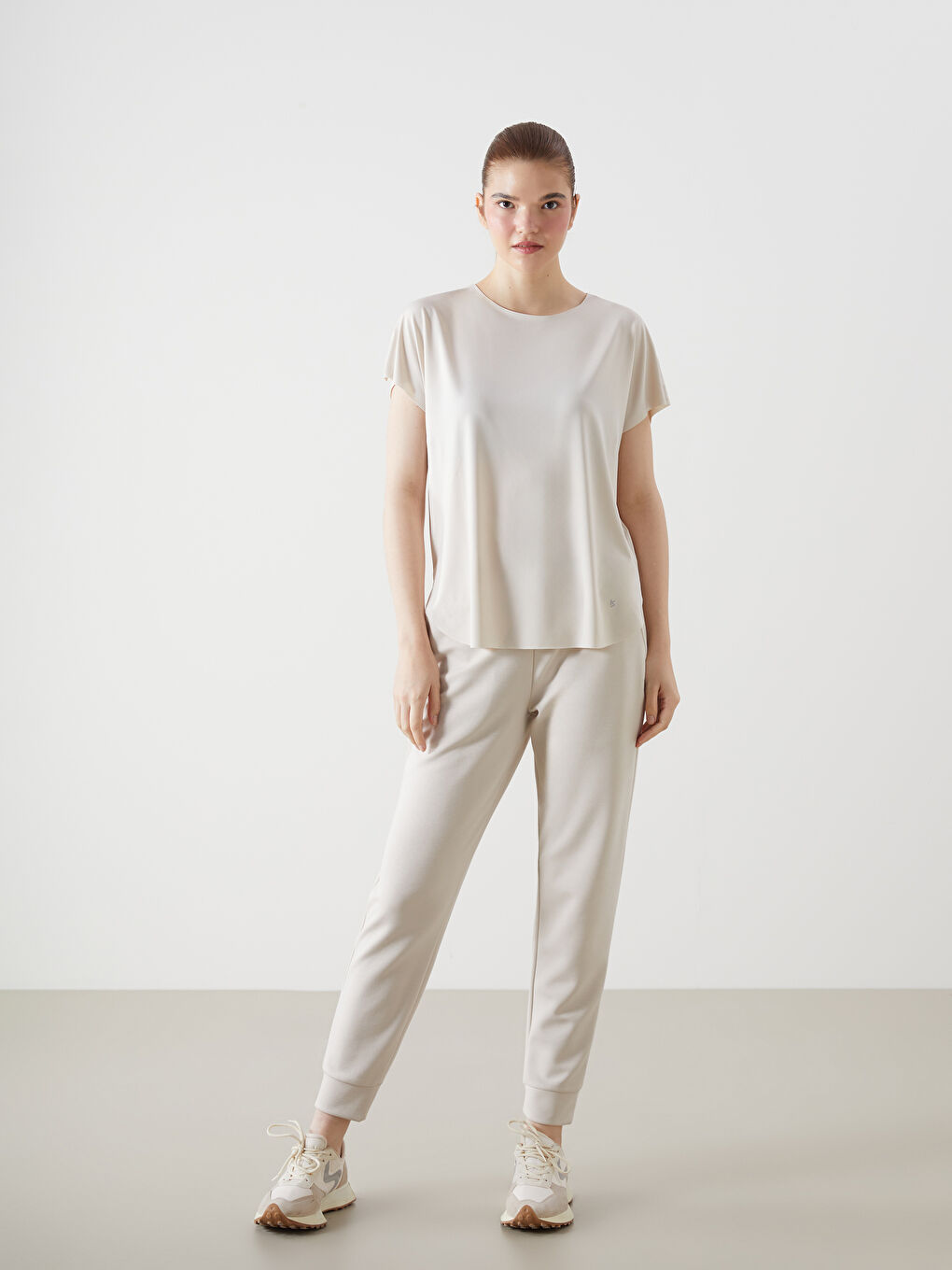 Gri Bisiklet Yaka Oversize Kadın Spor Tişört-1