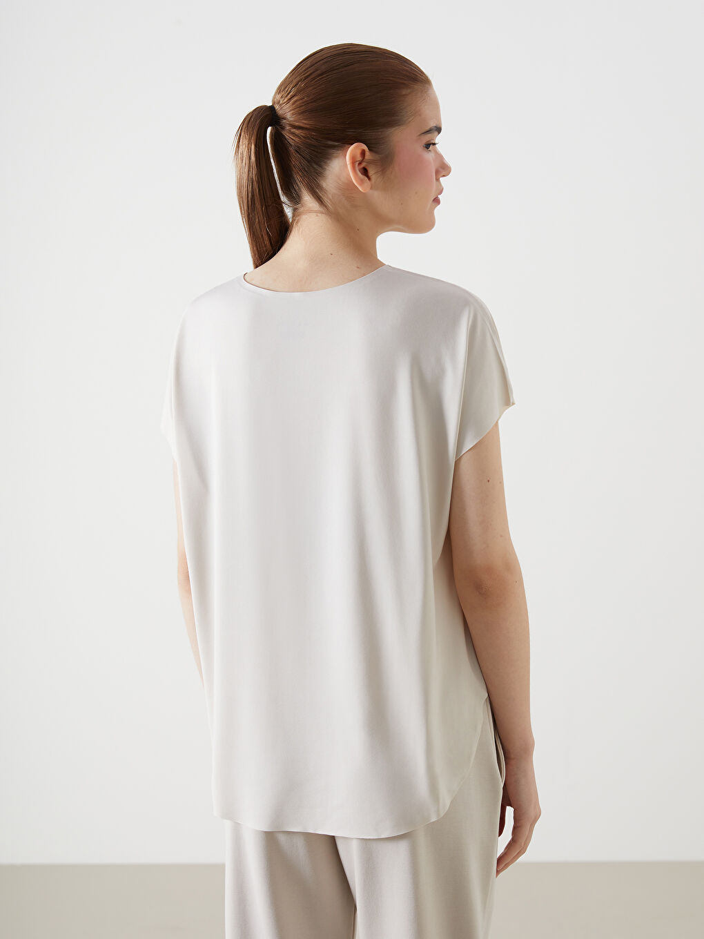 Gri Bisiklet Yaka Oversize Kadın Spor Tişört-3