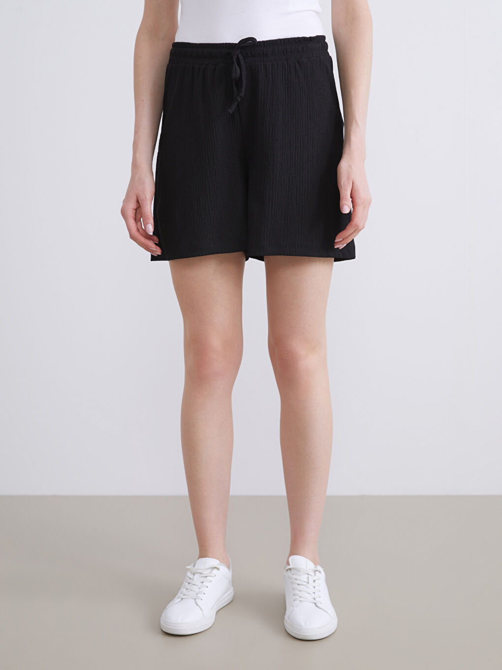 شورت نساء بخصر مطاطي ومزخرف-2