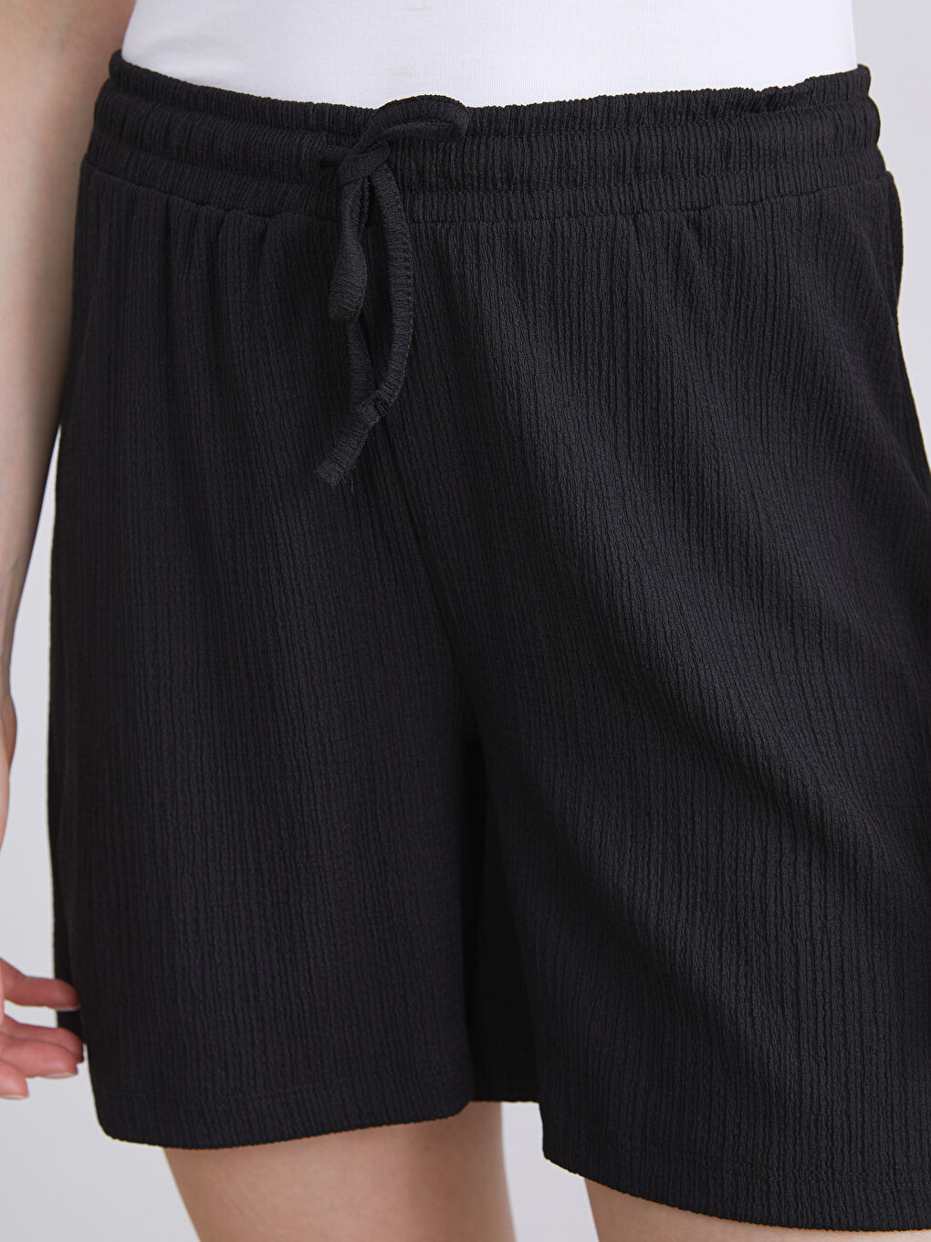 شورت نساء بخصر مطاطي ومزخرف-4