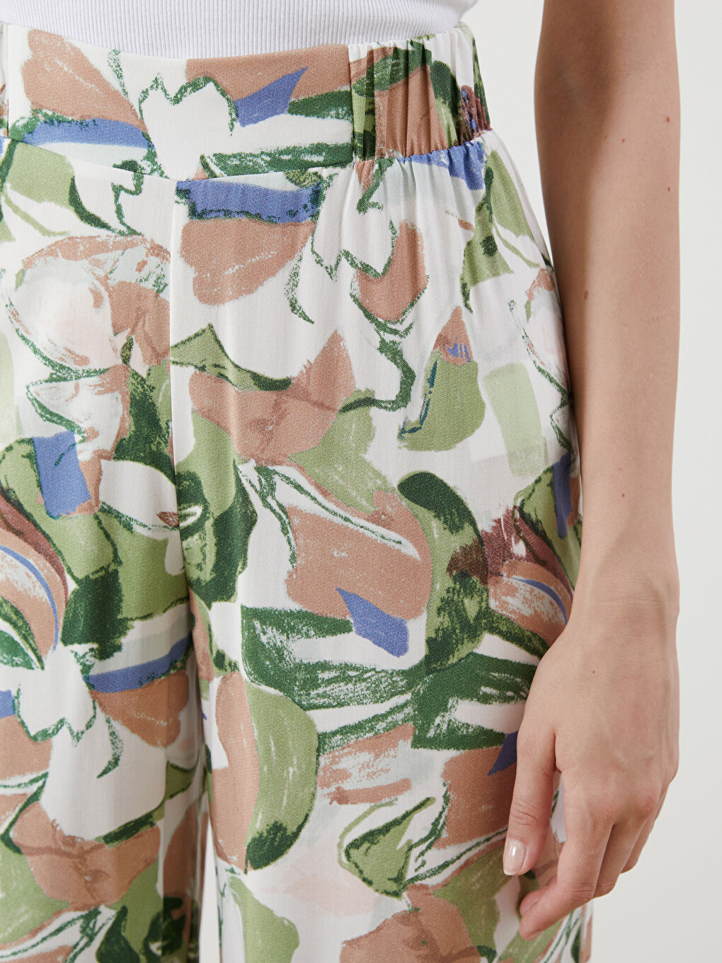 LCWAIKIKI Classic Elasticated Waist Floral Women's Trousers -S5M246Z8-LT8