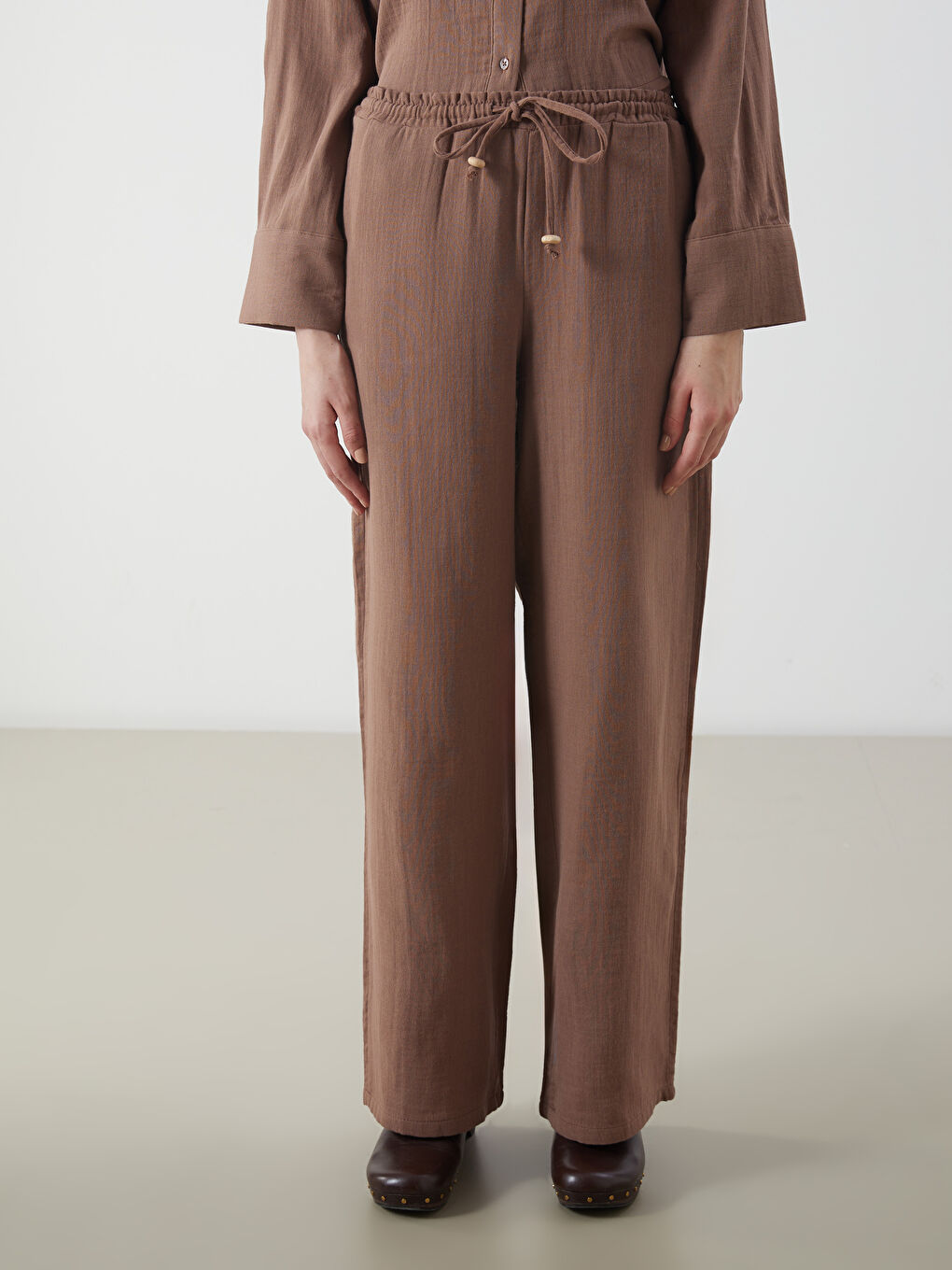 Kahverengi Beli Lastikli Geniş Paça Müslin Kadın Pantolon-1