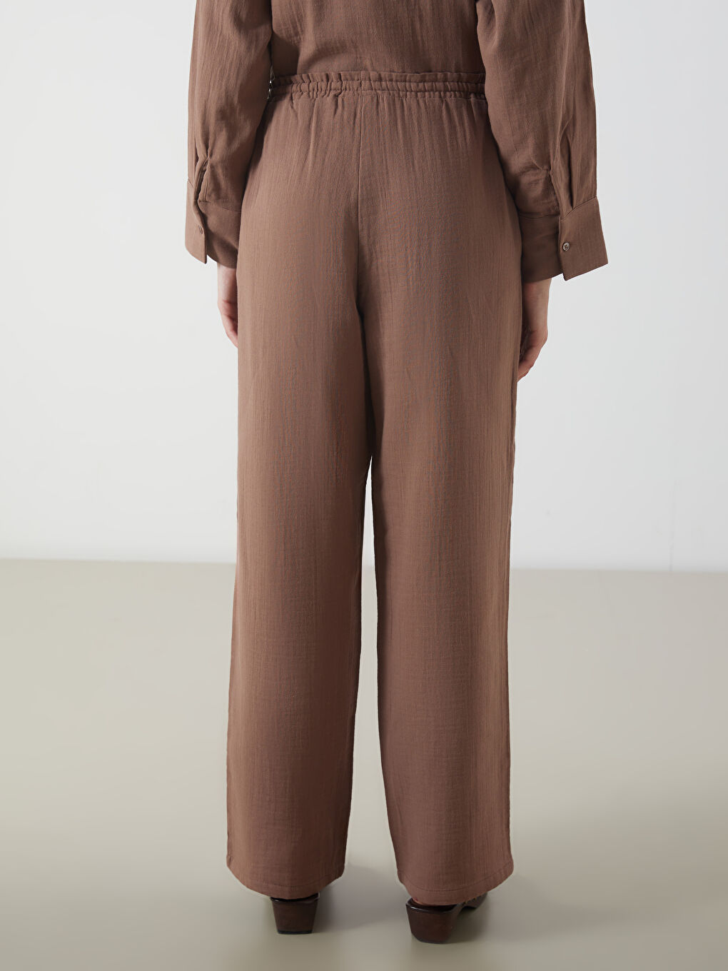 Kahverengi Beli Lastikli Geniş Paça Müslin Kadın Pantolon-3