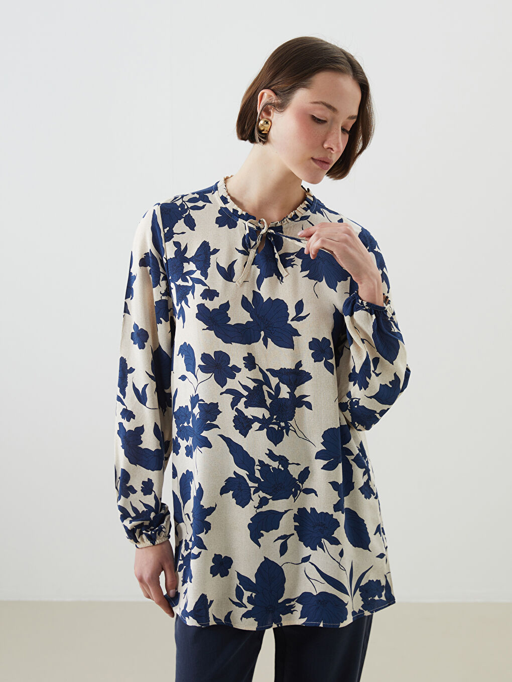 Mavi Bağlamalı Yaka Çiçekli Kadın Bluz