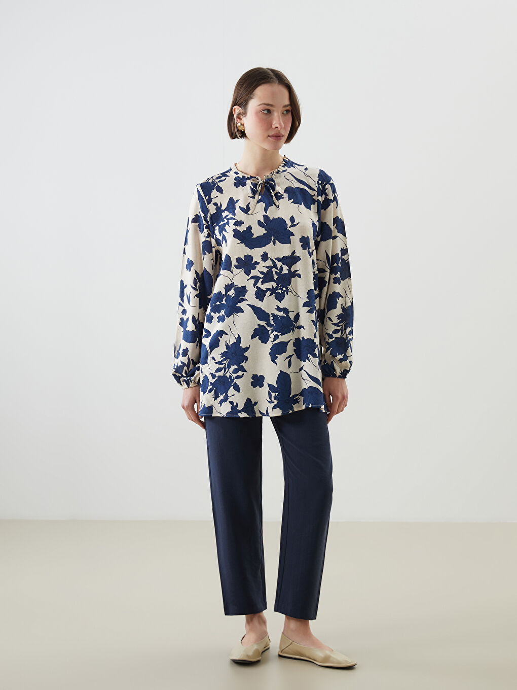 Mavi Bağlamalı Yaka Çiçekli Kadın Bluz-1