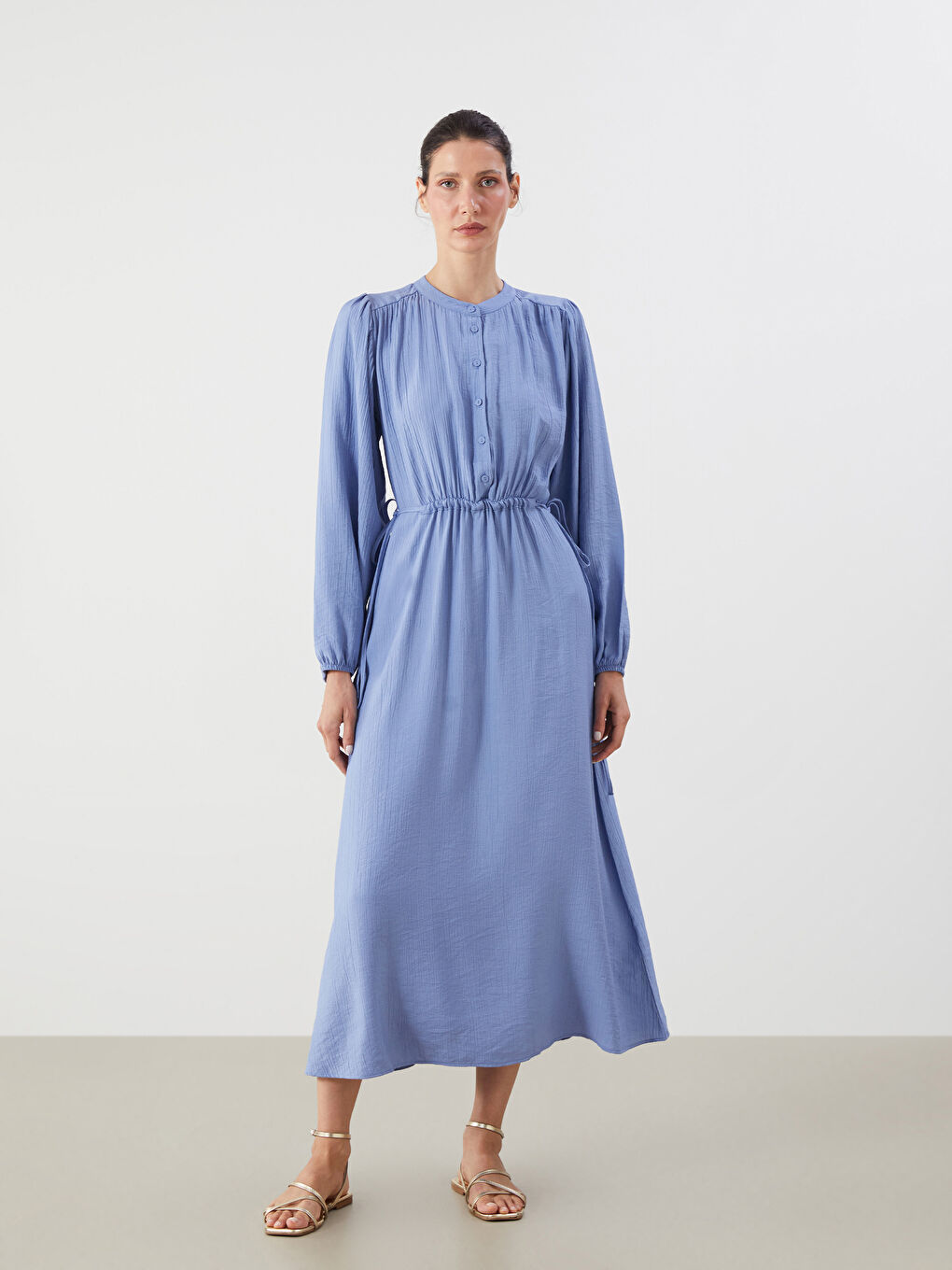 فستان محبوك بياقة دائرية