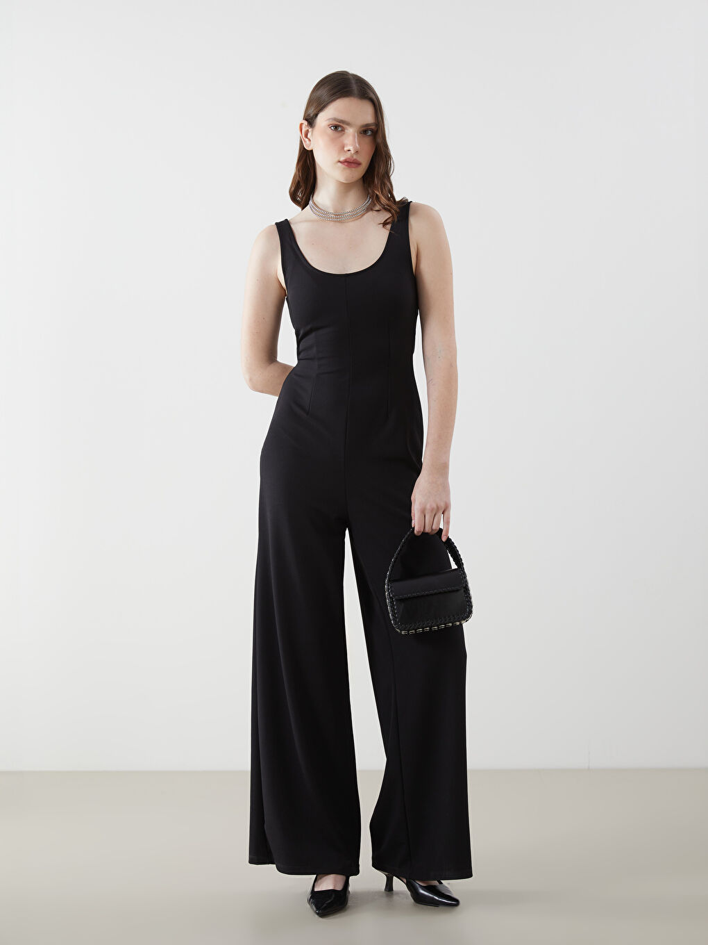 Siyah U Yaka Geniş Paça Krep Tulum