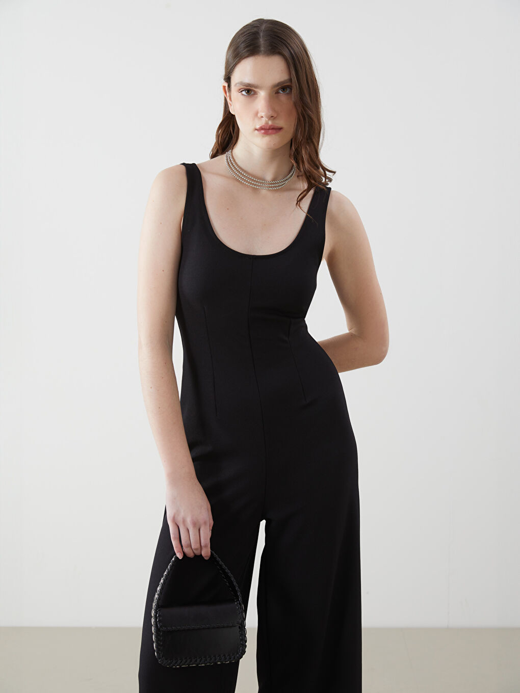 Siyah U Yaka Geniş Paça Krep Tulum-1