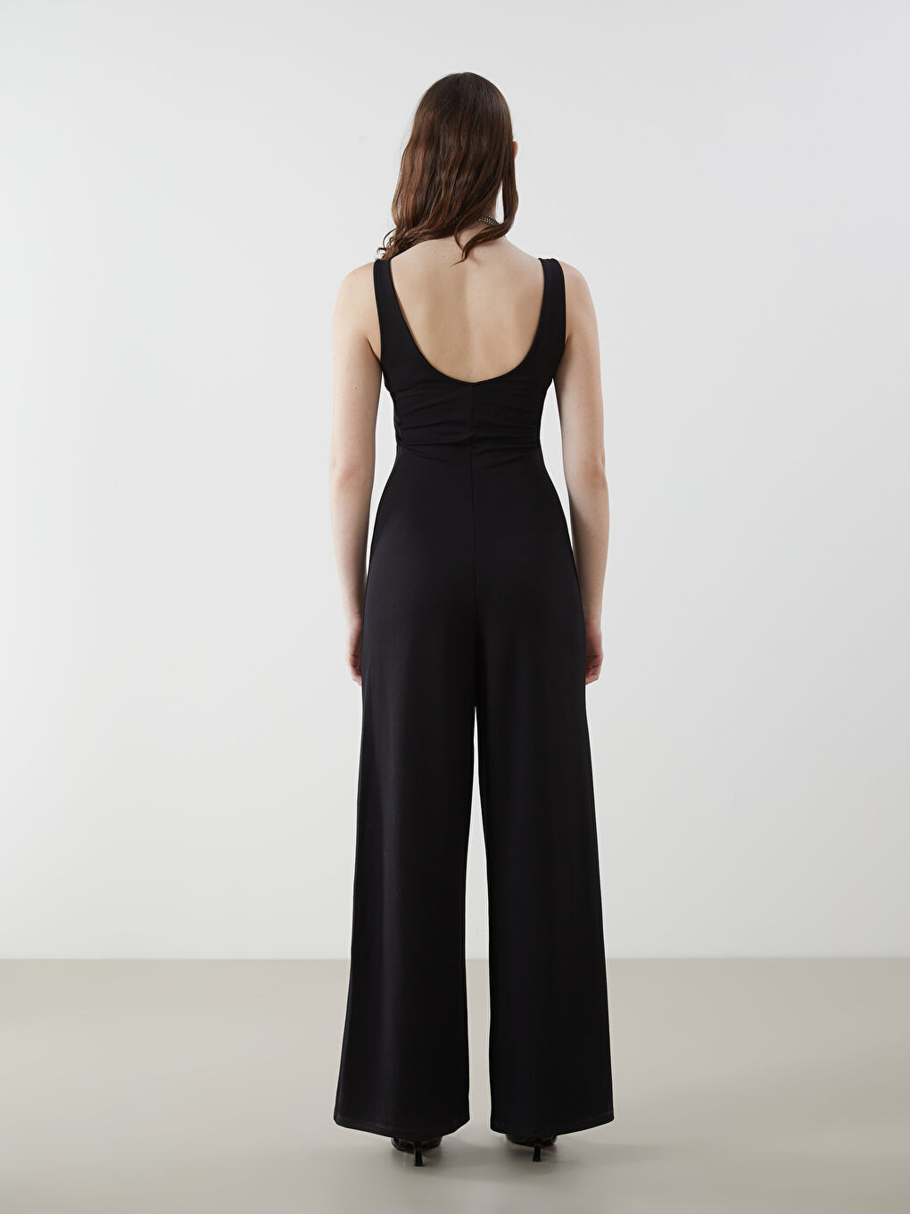 Siyah U Yaka Geniş Paça Krep Tulum-3