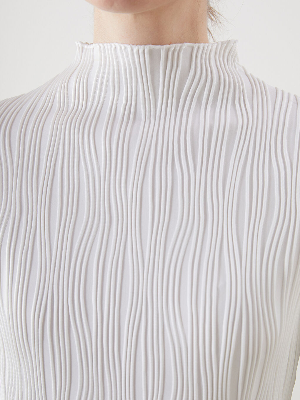 Ekru Dik Yaka Dokulu Kadın Body-2